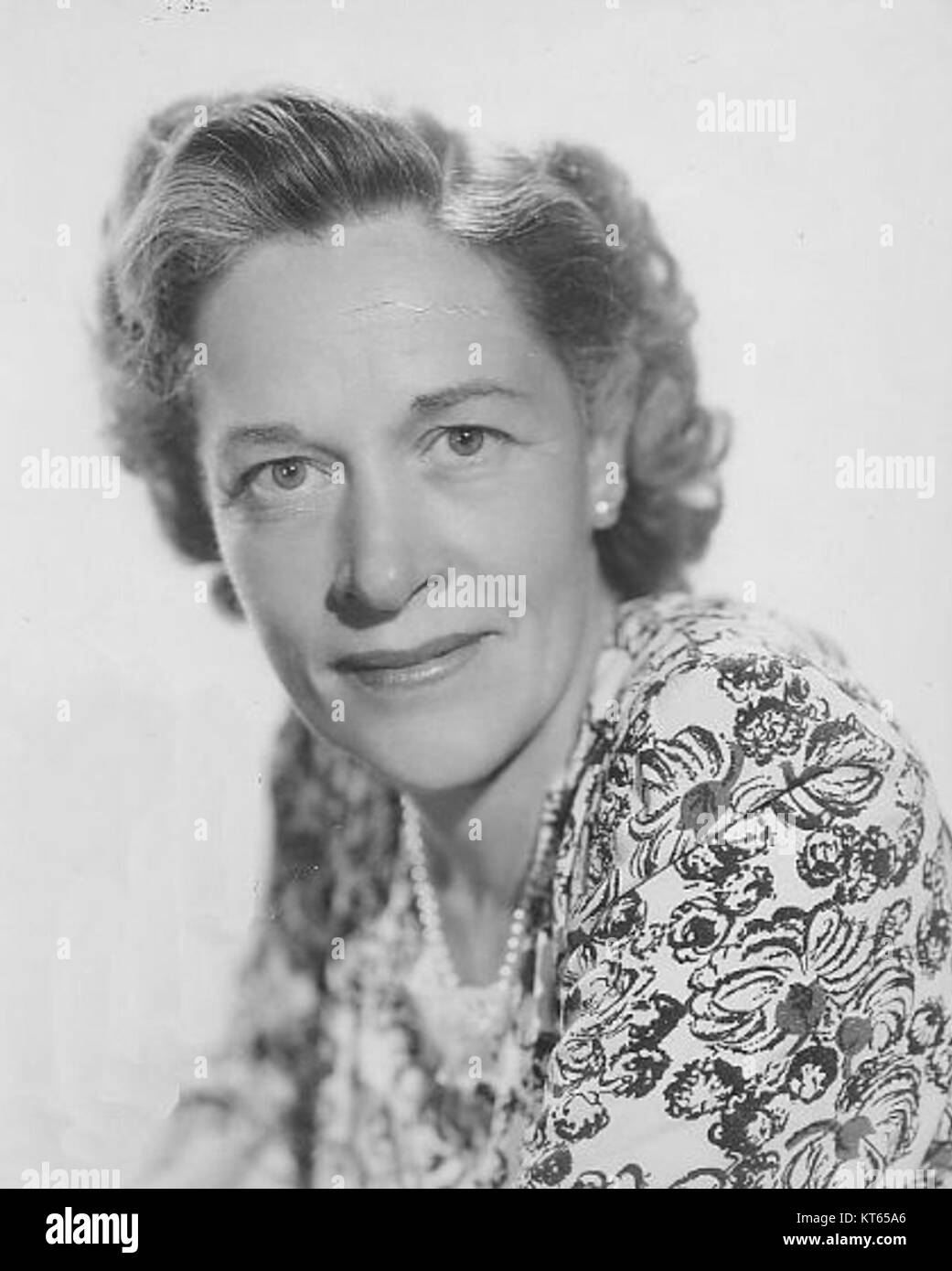 Anne Revere war Anfang und Mitte des 20. Jahrhunderts eine erfolgreiche Schauspielerin, die für ihre bemerkenswerten Rollen in Film und Theater bekannt war. Dieses Werbebild zeigt ihre bedeutenden Beiträge zur Unterhaltungsbranche. Stockfoto