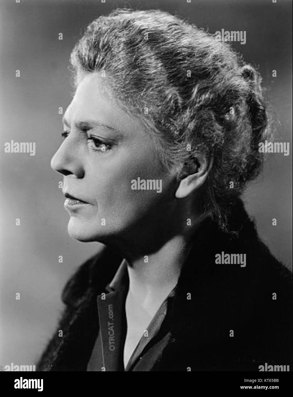 Dieses Werbebild zeigt Ethel Barrymore, eine bekannte Schauspielerin, die sie in einem formellen Porträt zu Werbezwecken in ihrer Karriere festnimmt. Stockfoto