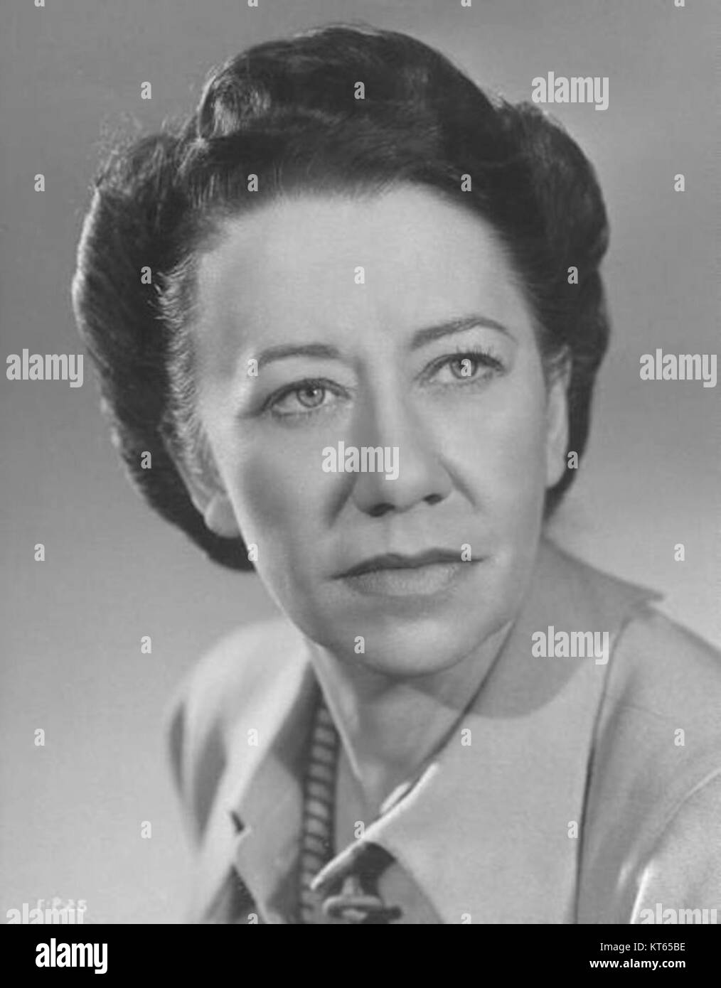 Ein Publicity-Bild von Flora Robson, einer renommierten Schauspielerin, die für ihre Arbeit in Theater und Film bekannt ist, wahrscheinlich aus ihrer Zeit in der Mitte des 20. Jahrhunderts. Stockfoto