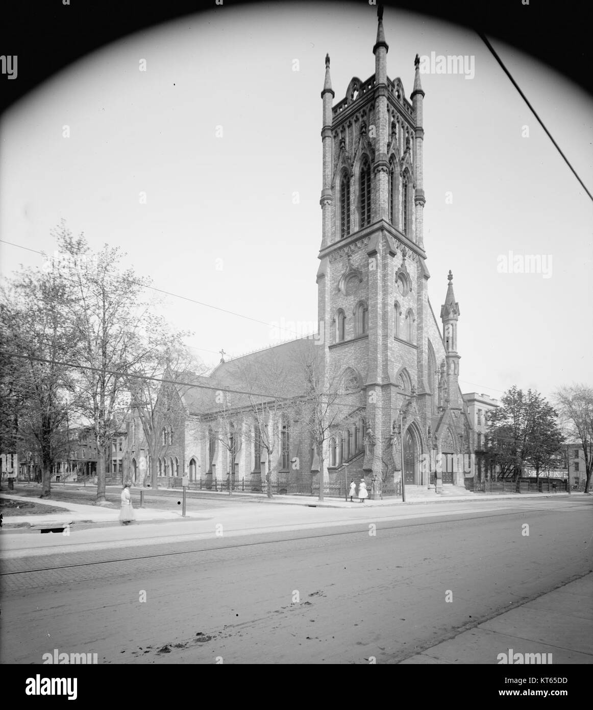 St. John's Episcopal Church, erbaut 1905, ist ein Beispiel für religiöse Architektur des frühen 20. Jahrhunderts. Die Kirche ist für ihre traditionelle Bauweise und historische Bedeutung in der Gemeinde bekannt. Stockfoto