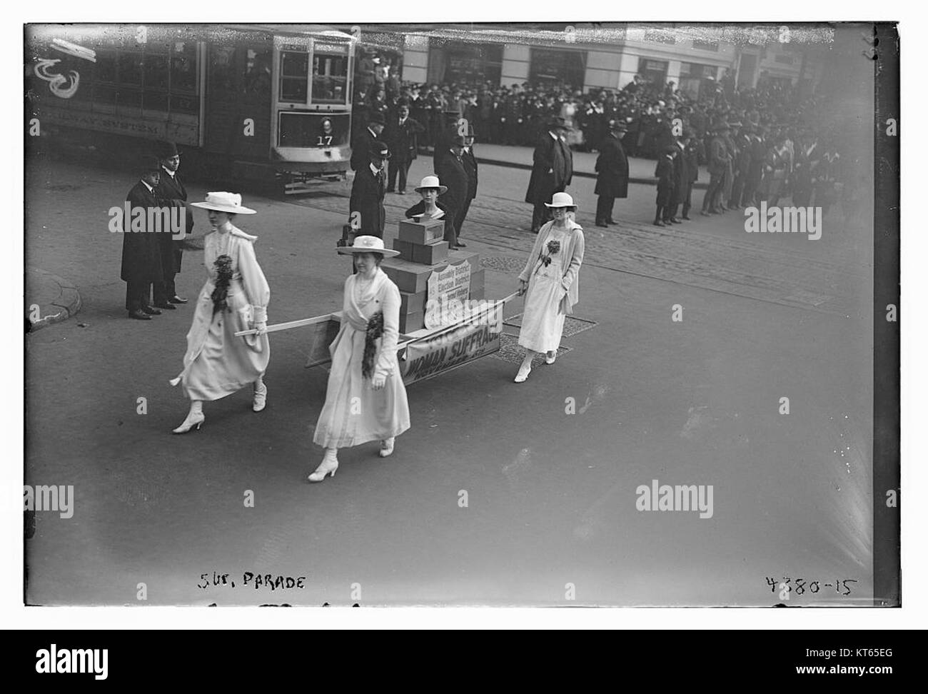 Dieses Bild stellt eine Wahlrechtsparade dar, ein zentrales Ereignis im Kampf für die Rechte der Frauen, das den historischen Kampf um das Wahlrecht und die Gleichstellung der Geschlechter unterstreicht. Stockfoto