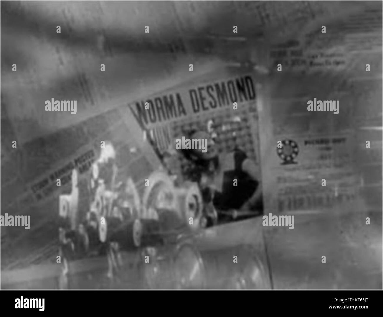 Der Sunset Boulevard ist eine bekannte Straße in Los Angeles, die für ihre historische und kulturelle Bedeutung in Film und Unterhaltung bekannt ist. Dieses Bild fängt die lebhafte und geschäftige Atmosphäre der Straße ein. Stockfoto