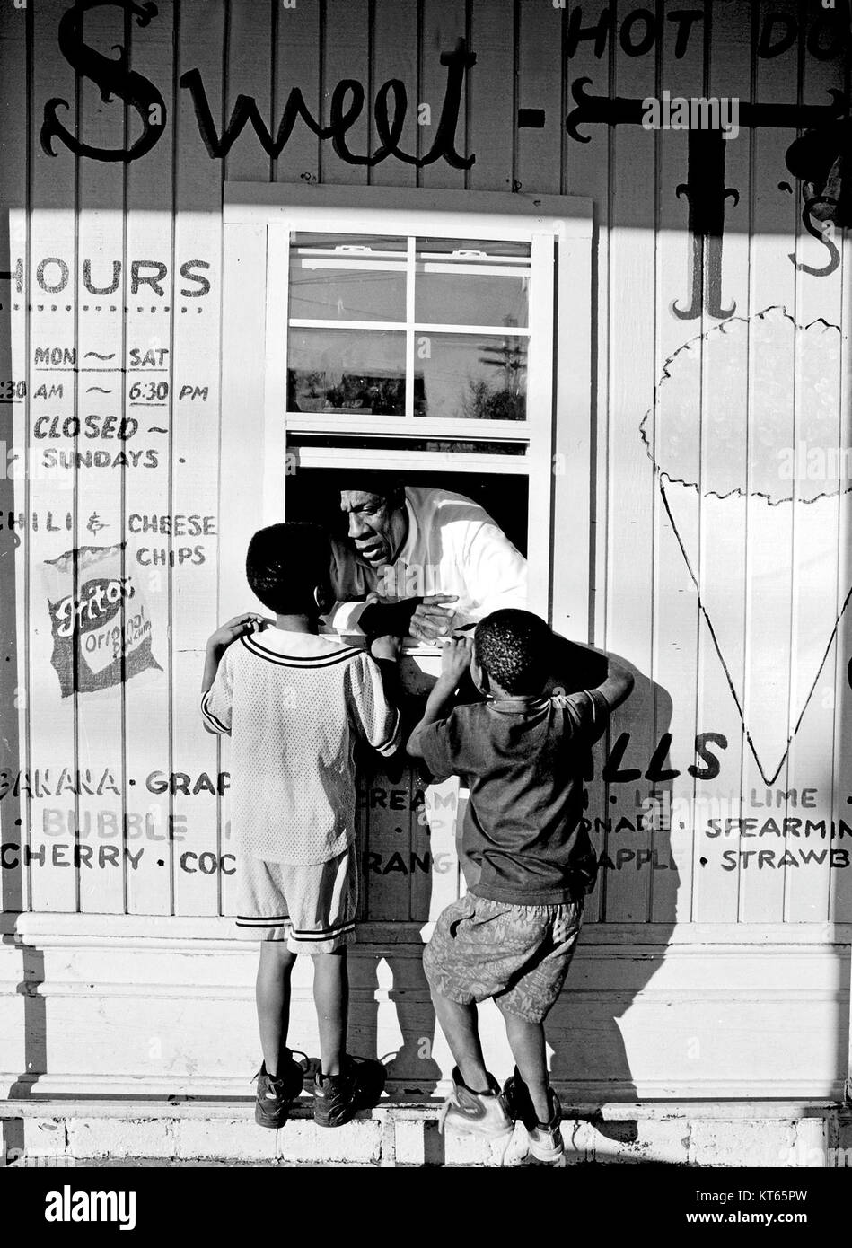 Sweet TS Sno-Balls in New Orleans ist ein beliebtes Reiseziel, das für seine schmackhaften, rasierten Eisspezialitäten bekannt ist. Der Shop ist auf einzigartige Sirupe und Toppings spezialisiert, die sowohl Einheimische als auch Besucher anlocken, um ein klassisches Dessert von New Orleans zu erleben. Stockfoto