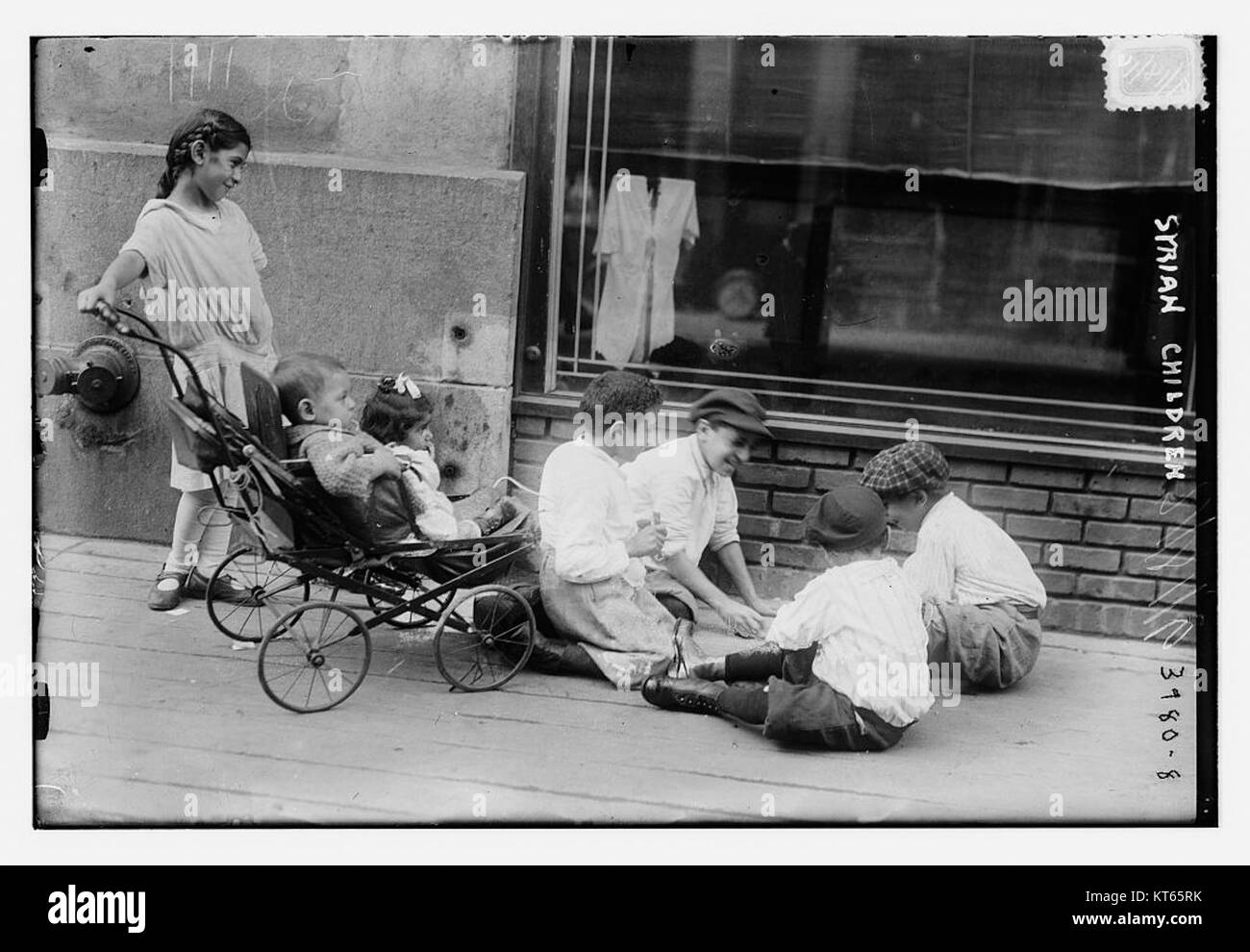 Dieses Foto zeigt syrische Kinder und hebt die humanitäre Krise und die Herausforderungen hervor, denen sich Jugendliche in der Region gegenübersehen. Stockfoto