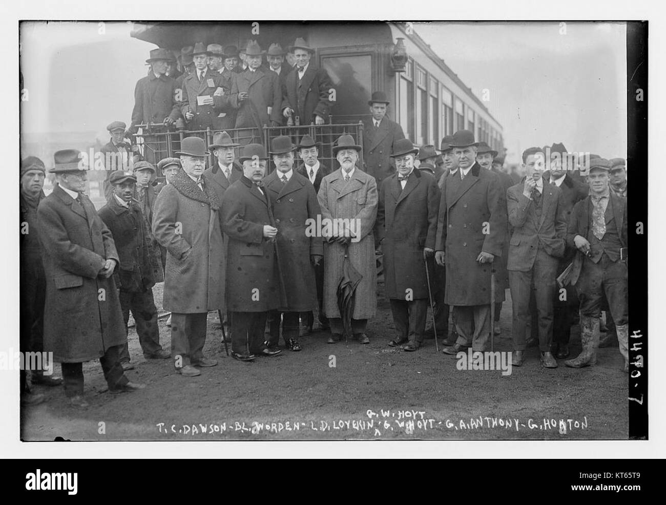 Dieses Bild zeigt T.C. Dawson, B.L. Worden, L.D. Lovekin, R.W. Hoyt, G.W. Hoyt, G.A. Anthony und G. Horton, bedeutende Persönlichkeiten aus der Geschichte. Der Kontext dieses Bildes und ihre Beteiligung an historischen Ereignissen ist für das Verständnis ihrer Beiträge in verschiedenen Bereichen von Bedeutung. Stockfoto
