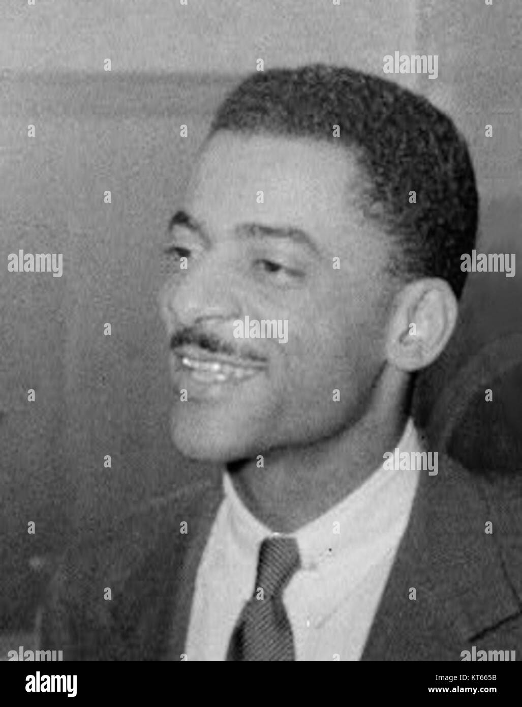 Teddy Wilson war ein renommierter amerikanischer Jazzpianist, der für seinen Einfluss in den Genres Swing und Jazz bekannt ist. Dieses Foto von William P. Gottlieb fängt Wilson während seiner musikalischen Karriere ein und zeigt seinen Beitrag zur Jazzgeschichte. Stockfoto