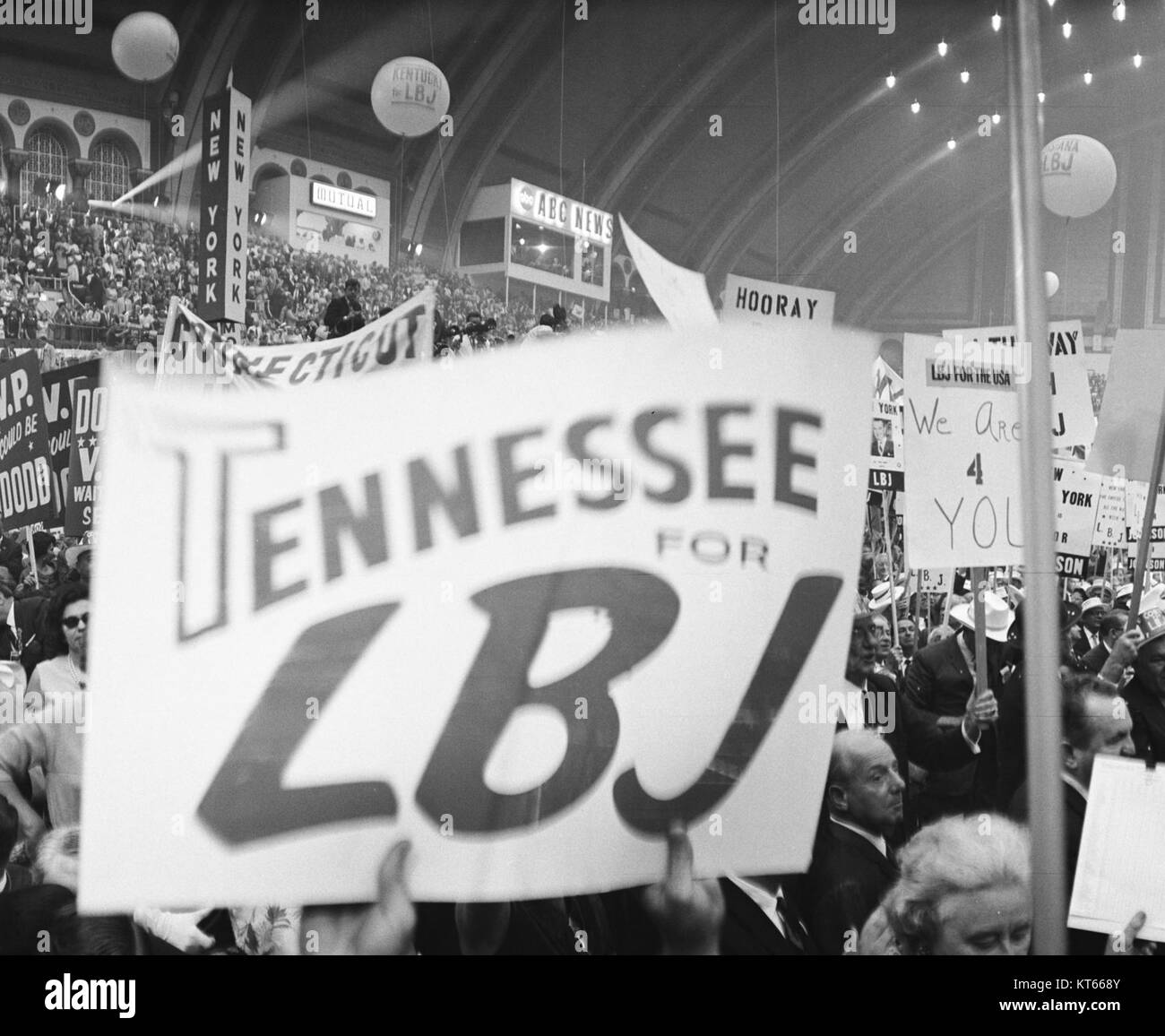 Dieses Bild aus den 1960er Jahren zeigt eine Wahlkampfkundgebung in Tennessee für Lyndon B. Johnson, den 36. Präsidenten der Vereinigten Staaten. Die Kundgebung fängt die politische Energie der Ära ein, als Johnson Unterstützung für seinen Präsidentschaftsantrag erhielt. Stockfoto