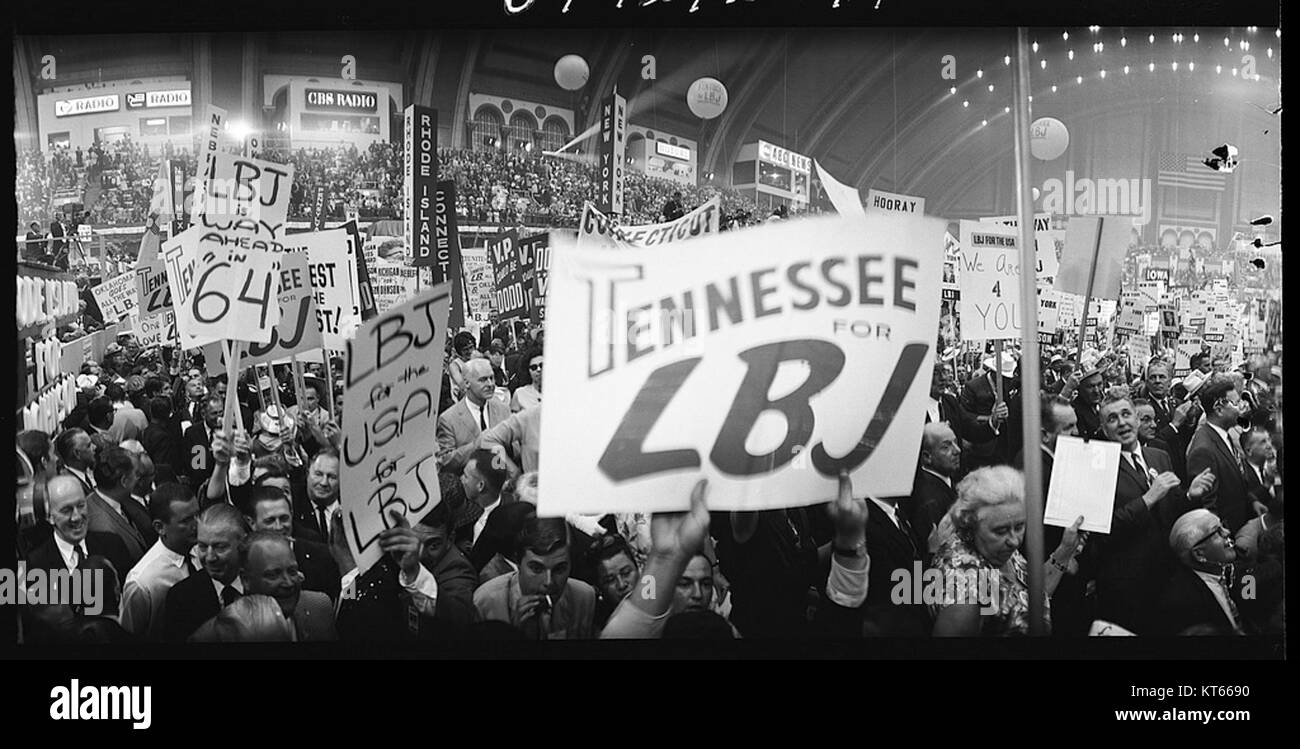 Dieses Bild mit dem Titel „Tennessee for LBJ“ zeigt einen Moment während der politischen Kampagne der 1960er Jahre in Tennessee. Es spiegelt die politische Landschaft der damaligen Zeit wider, wobei sich während seines Präsidentschaftswahlkampfes hinter Lyndon B. Johnson verbündeten und das politische Engagement im Süden demonstrierten. Stockfoto