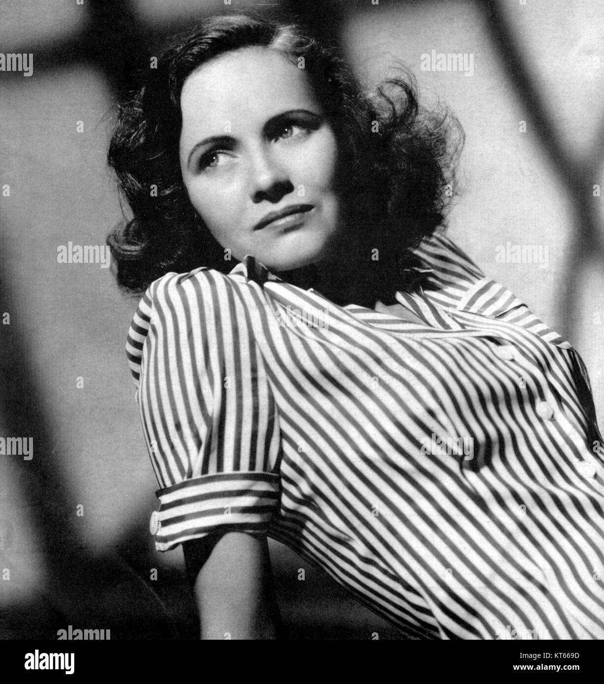 Teresa Wright, eine US-amerikanische Schauspielerin, ist in diesem Bild aus dem Jahr 1942 zu sehen, das einen Moment ihrer Karriere während des Goldenen Zeitalters von Hollywood festgehalten hat. Sie war bekannt für ihre Rollen in klassischen Filmen. Stockfoto