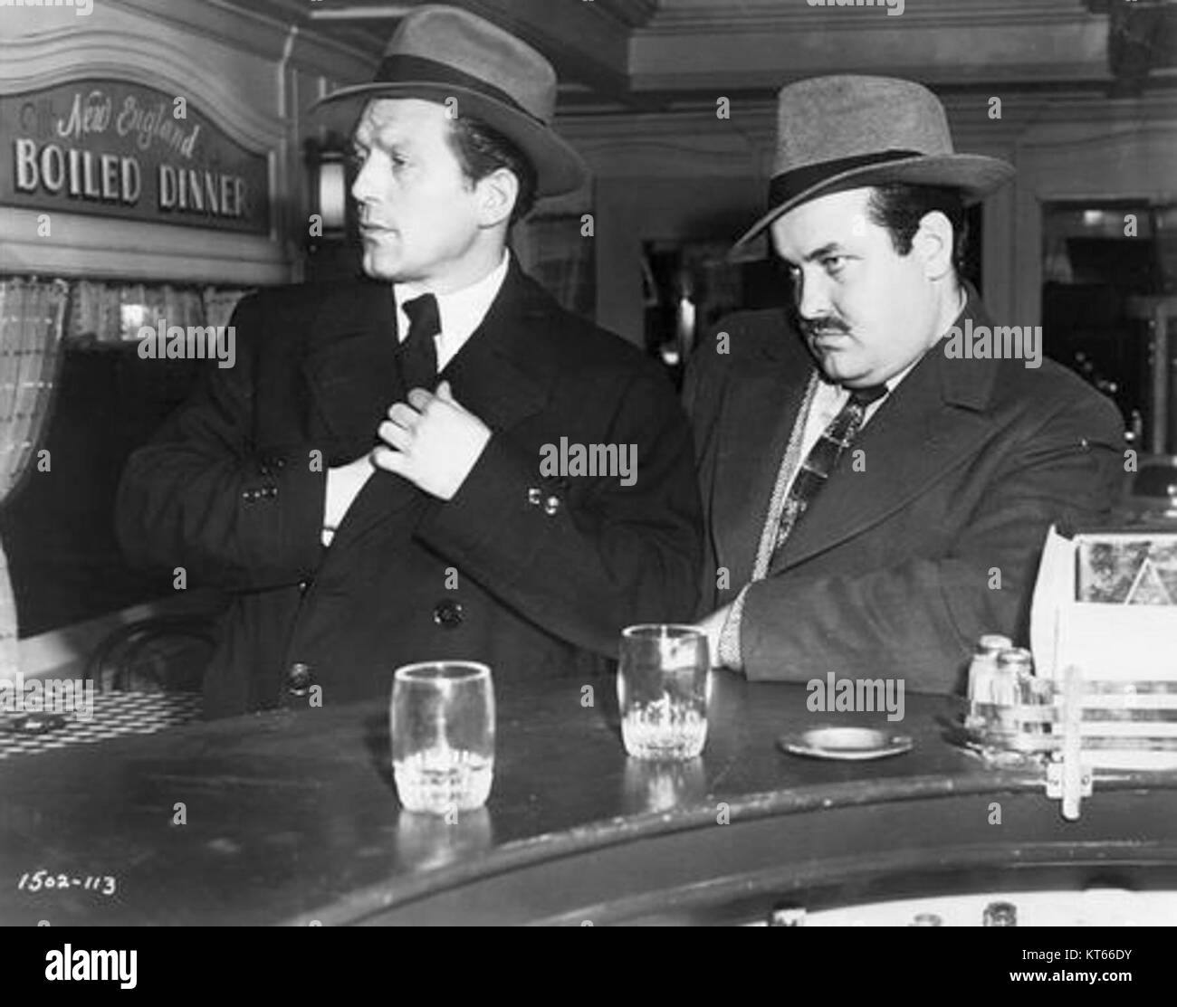 Dieser 1946 erschienene Film mit dem Titel „The Killers“ zeigt Burt Lancaster und Ava Gardner, der einen Noir-Thriller-Plot zeigt und Themen wie Verbrechen, Verrat und Spannung erforscht. Stockfoto