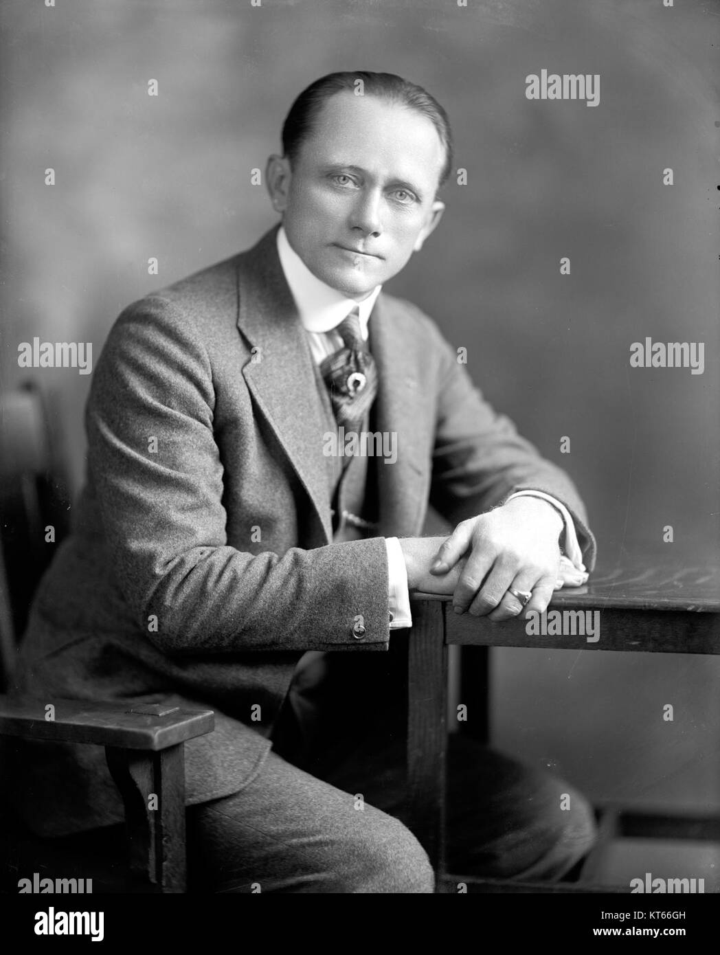 Theodore Bilbo war ein US-amerikanischer Politiker und Geschäftsmann, der als Gouverneur von Mississippi und als US-Senator diente. Bilbos politische Karriere ist für seine umstrittenen Ansichten und Handlungen bekannt und durch sein Engagement für Segregation und seine Beteiligung an der Gestaltung der politischen Landschaft des frühen 20. Jahrhunderts in Mississippi geprägt. Stockfoto