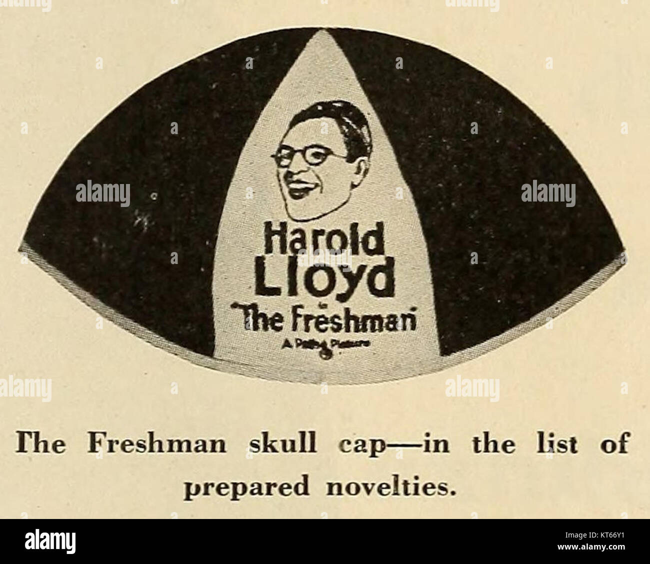 Die Freshman Novelty Skull Cap ist ein beliebtes Stück Studentenmode, das häufig bei College-Veranstaltungen und Sportspielen getragen wird. Es stellt ein lustiges, jugendliches Accessoire in der amerikanischen College-Kultur des 20. Jahrhunderts dar. Stockfoto