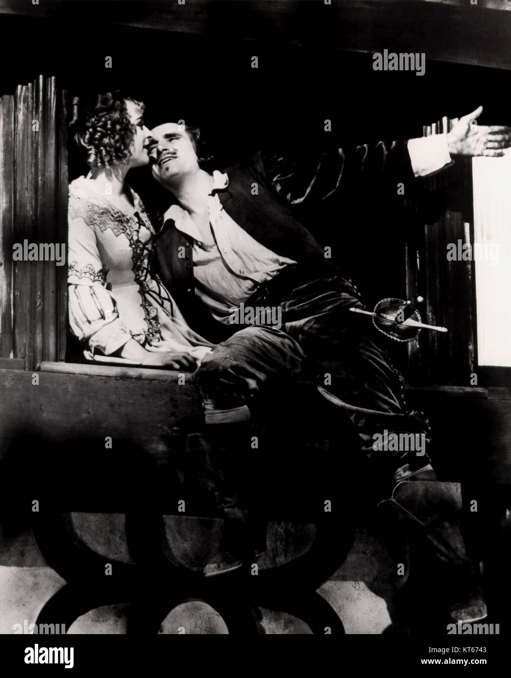 Der Film *die Eiserne Maske* aus dem Jahr 1929 ist ein historischer Abenteuerfilm mit Douglas Fairbanks. Es stellt die legendäre Geschichte des Mannes in der Eisernen Maske dar und konzentriert sich auf Themen wie Gefangenschaft, Identität und königliche Intrigen. Stockfoto