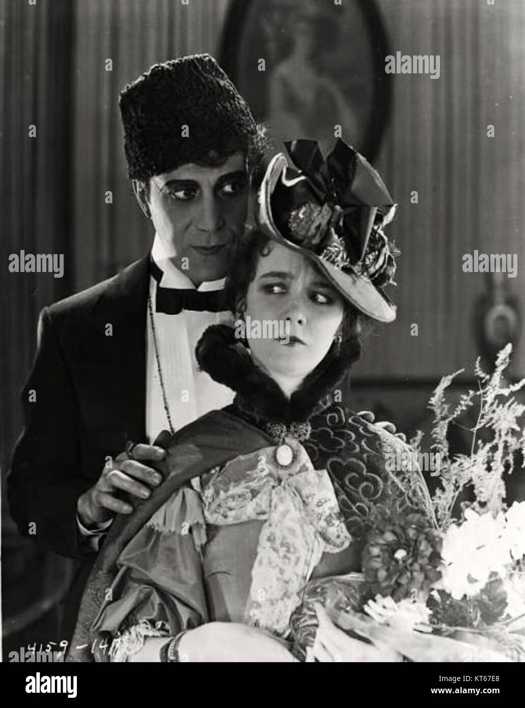 Ein Standbild aus dem Film „das Phantom der Oper“ aus dem Jahr 1925, in dem Lon Chaney in der ikonischen Rolle des Phantoms spielt. Dieser Stummfilm bleibt ein bedeutendes Stück Filmgeschichte. Stockfoto