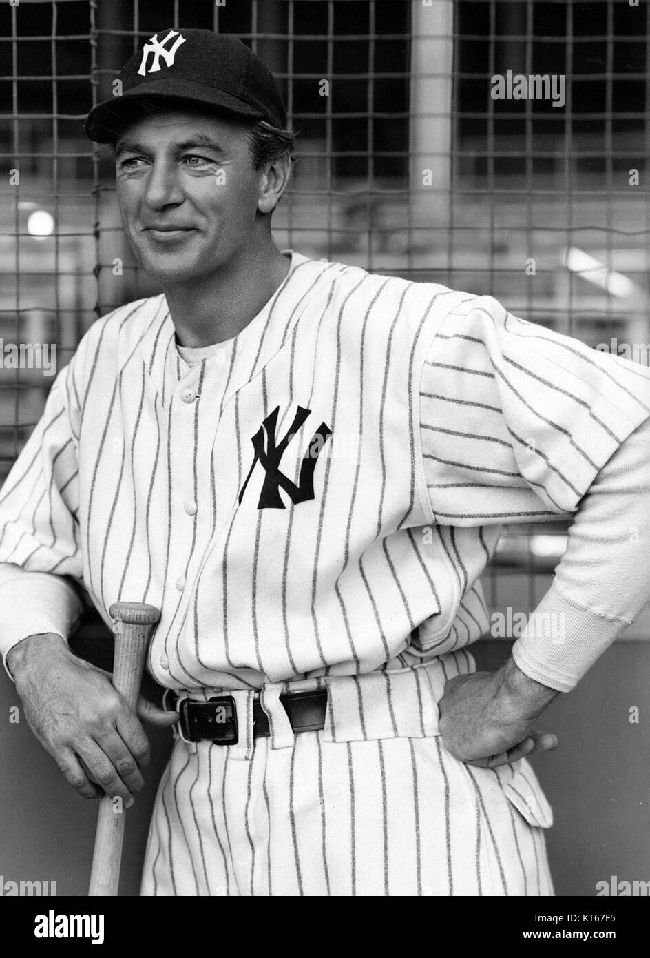 *The Pride of the Yankees* (1942) ist ein klassischer US-amerikanischer Sportfilm, der das Leben der Baseballlegende Lou Gehrig schildert. Mit Gary Cooper in der Hauptrolle beleuchtet der Film Gehrigs Karriere und seinen Kampf gegen als, eine Krankheit, die letztendlich seine Spielkarriere beendete. Der Film wurde zu einer bedeutenden Hommage an Gehrigs Vermächtnis und seinen Einfluss auf die amerikanische Sportkultur. Stockfoto