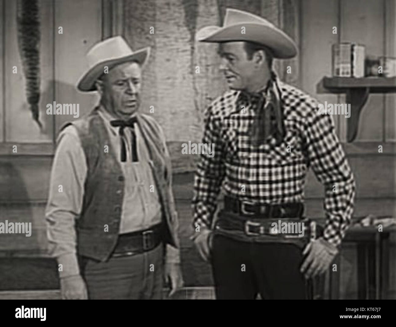 Die 1954 ausgestrahlte Roy Rogers Show zeigte Episoden mit Cowboy-Helden Roy Rogers. In der Episode mit dem Titel „Strangers“ konfrontiert Rogers eine Gruppe von Fremden in einer Erzählung mit dem Thema „Wild West“, die Action, Drama und Unterhaltung miteinander verbindet. Die Show war berühmt für ihre Darstellung des amerikanischen westlichen Lebens. Stockfoto