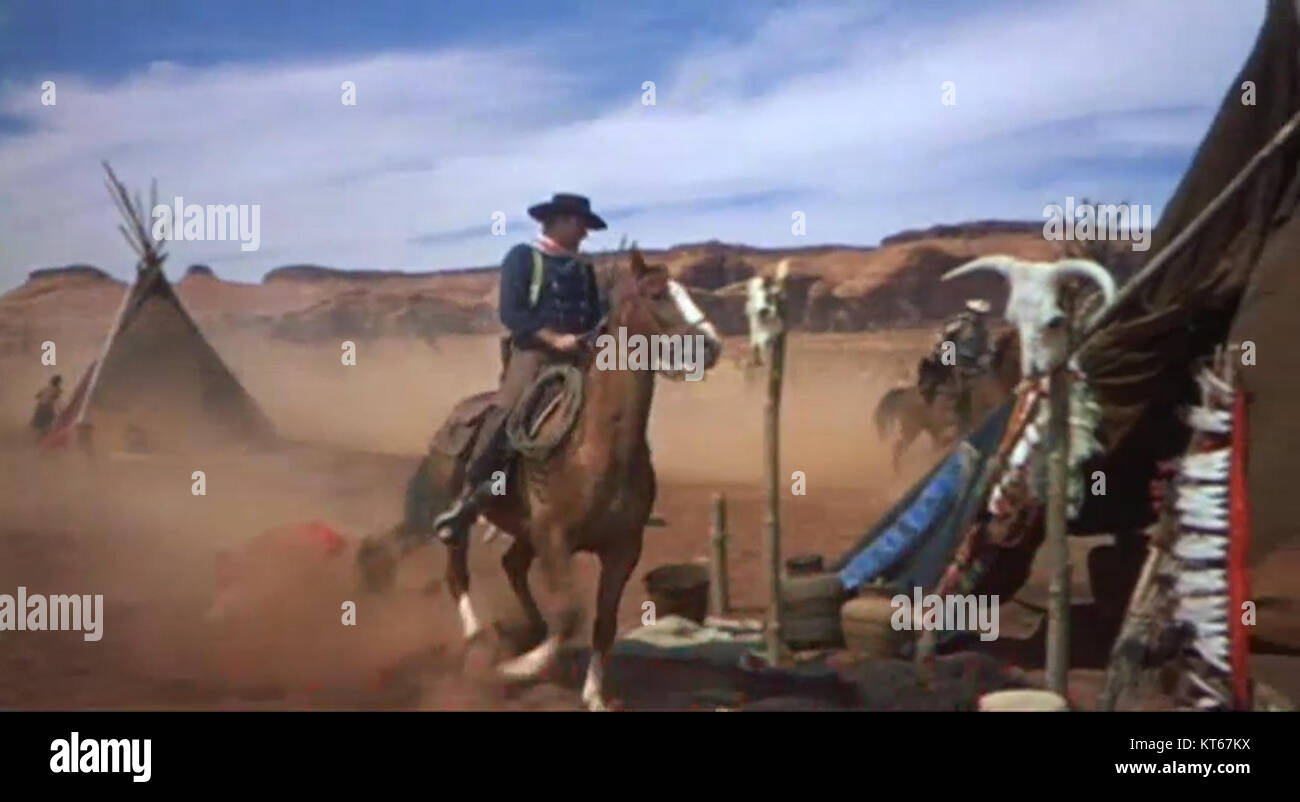 Ein Screenshot aus dem legendären Western-Film „The Searchers“ aus dem Jahr 1956 mit John Wayne, der einen entscheidenden Moment in der Handlung und Charakterentwicklung des Films darstellt. Stockfoto