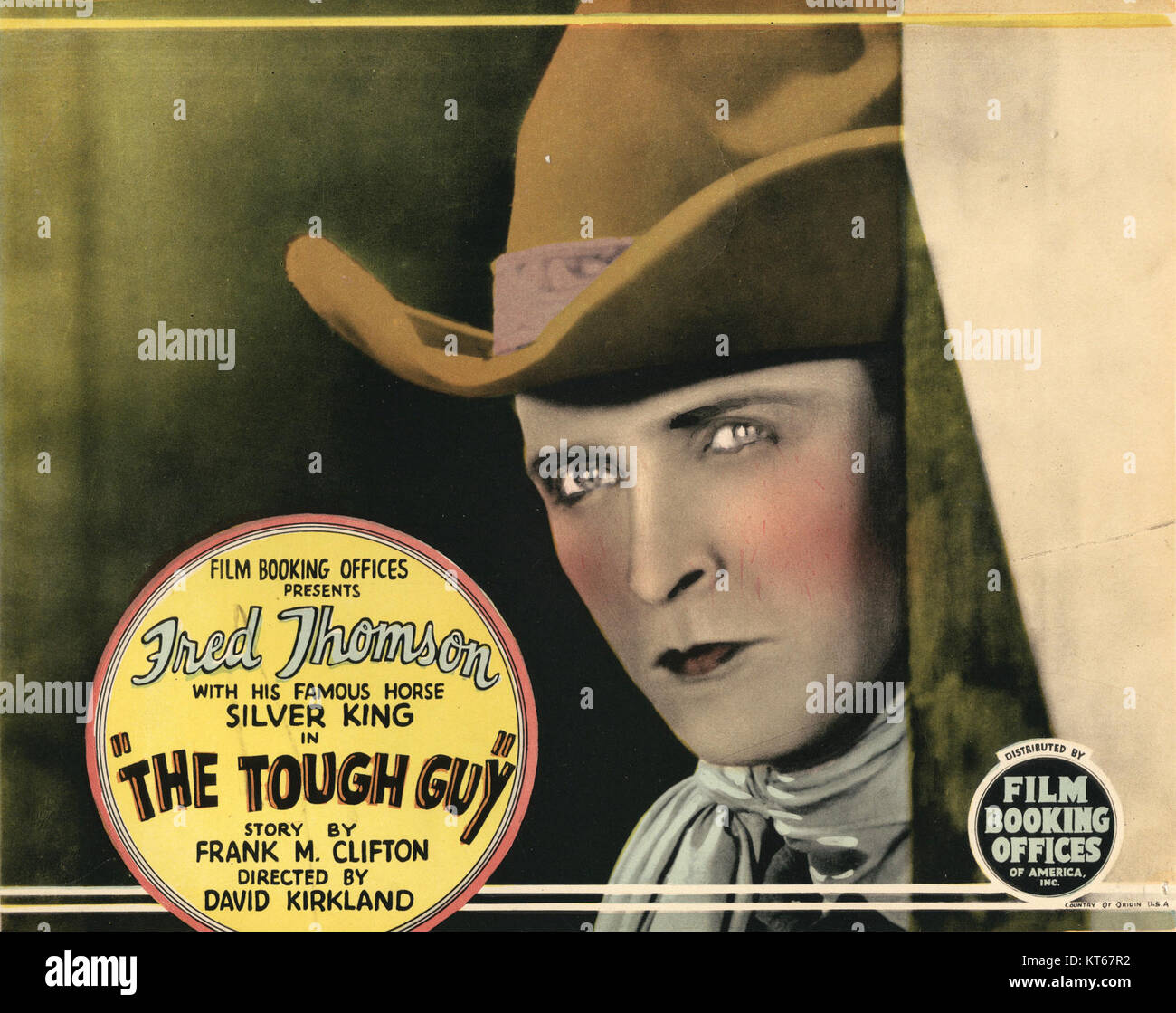 Die Lobby-Karte von 1926 für *The Tough Guy* zeigt ein Werbebild aus dem Film mit Schlüsselfiguren und dramatischen Elementen, die für die Handlung der filmâ verantwortlich sind. Die Karte spiegelt die Werbetaktik des frühen Kinos wider. Stockfoto