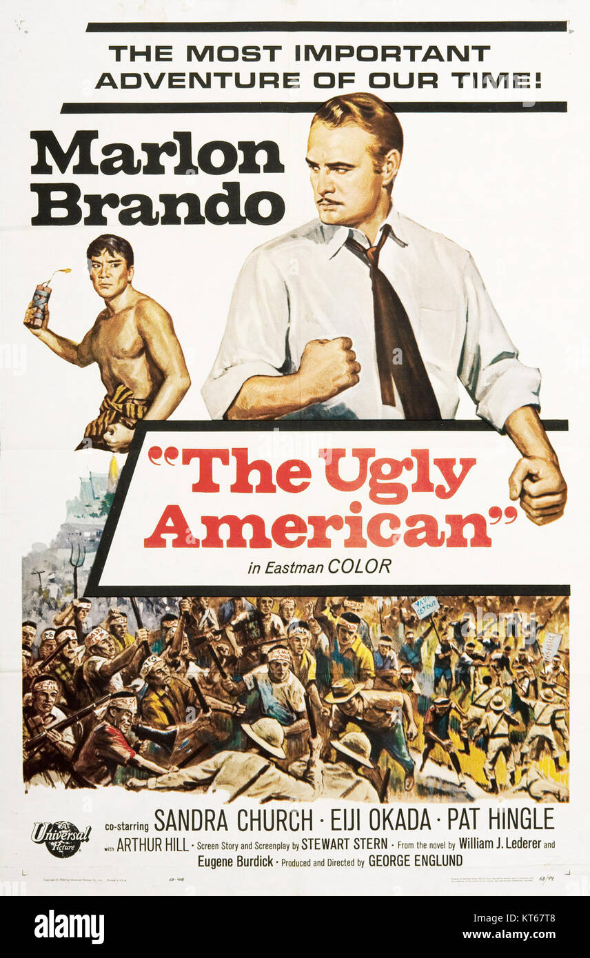 Das Poster für „The Ugly American“ zeigt ein ikonisches Design, das den kritischen Kommentar des Films zur amerikanischen Außenpolitik widerspiegelt. Der 1963 veröffentlichte Film untersucht die Spannungen zwischen den Vereinigten Staaten und Südostasien. Stockfoto
