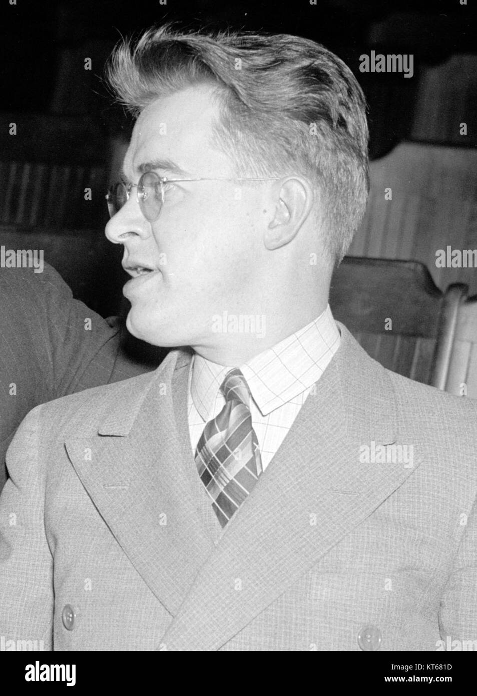 Thomas O’Malley ist eine Figur aus *The Aristocats*, einem Zeichentrickfilm von Walt Disney Productions. Er ist eine Straßenkatze, die sich mit Duchess, einer raffinierten Katze, anfreundet und ihr und ihren Kätzchen hilft, zu ihrem Besitzer zurückzukehren. Seine Figur ist bekannt für seine abenteuerliche und charmante Persönlichkeit, die zum Thema Freundschaft und Loyalität des Films beiträgt. Stockfoto