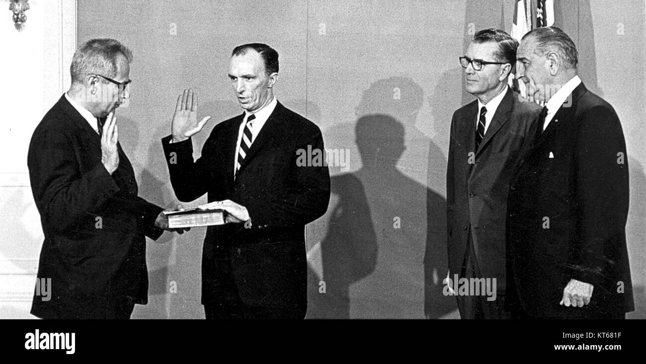 Foto von Thomas R. Donahue mit Präsident Lyndon B. Johnson, die ihre Verbindung während der Präsidentschaft der LBJ hervorhebt. Stockfoto