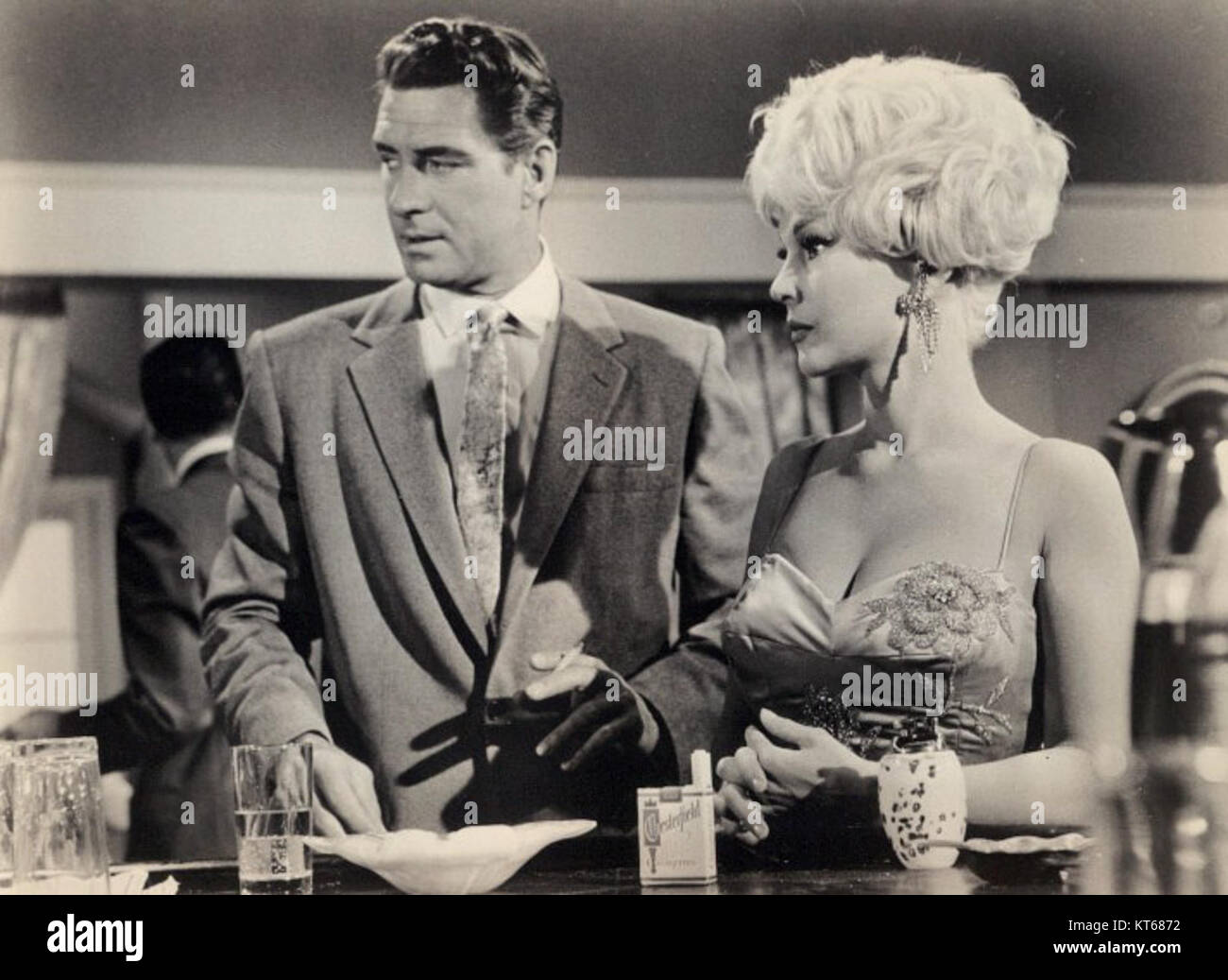 Three Blondes in His Life ist ein Film aus dem Jahr 1961, der die komödiantischen und romantischen Elemente der Epoche zeigt. Der Film zeigt wichtige Darbietungen seiner Hauptdarsteller und fängt den populären Kinostil der frühen 1960er-Jahre ein. Stockfoto