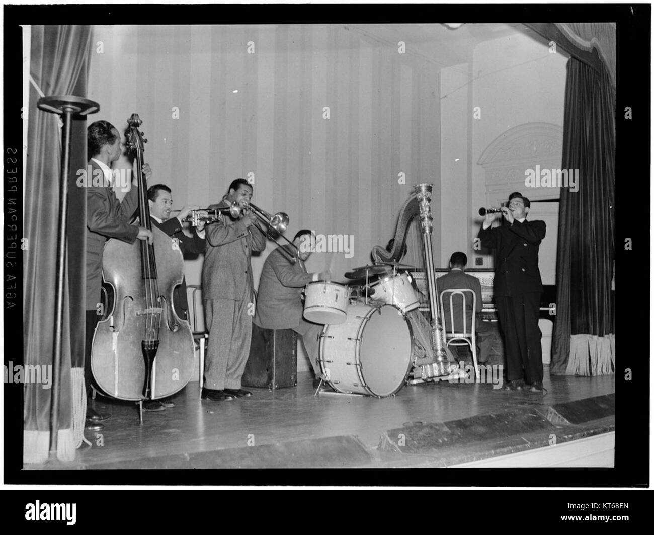 Dieses Foto von ca. 1939 zeigt die Jazzmusiker Tommy Potter, Max Kaminsky, Benny Morton, Zutty Singleton, Adele Girard, Teddy Wilson und Joe Marsala im National Press Club in Washington, D.C. das Bild fängt einen bedeutenden Moment der Jazzgeschichte ein. Stockfoto