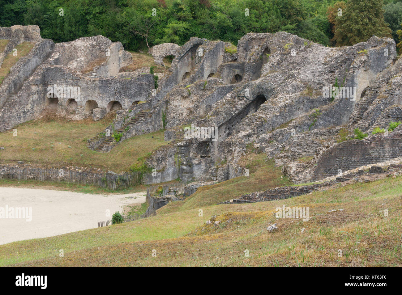 Arènes Saintes ist ein römisches Amphitheater in Saintes, Charente-Maritime, Frankreich. Es ist ein gut erhaltenes altes Gebäude, das einst Gladiatorenkämpfe und öffentliche Spektakel während des Römischen Reiches veranstaltete. Stockfoto