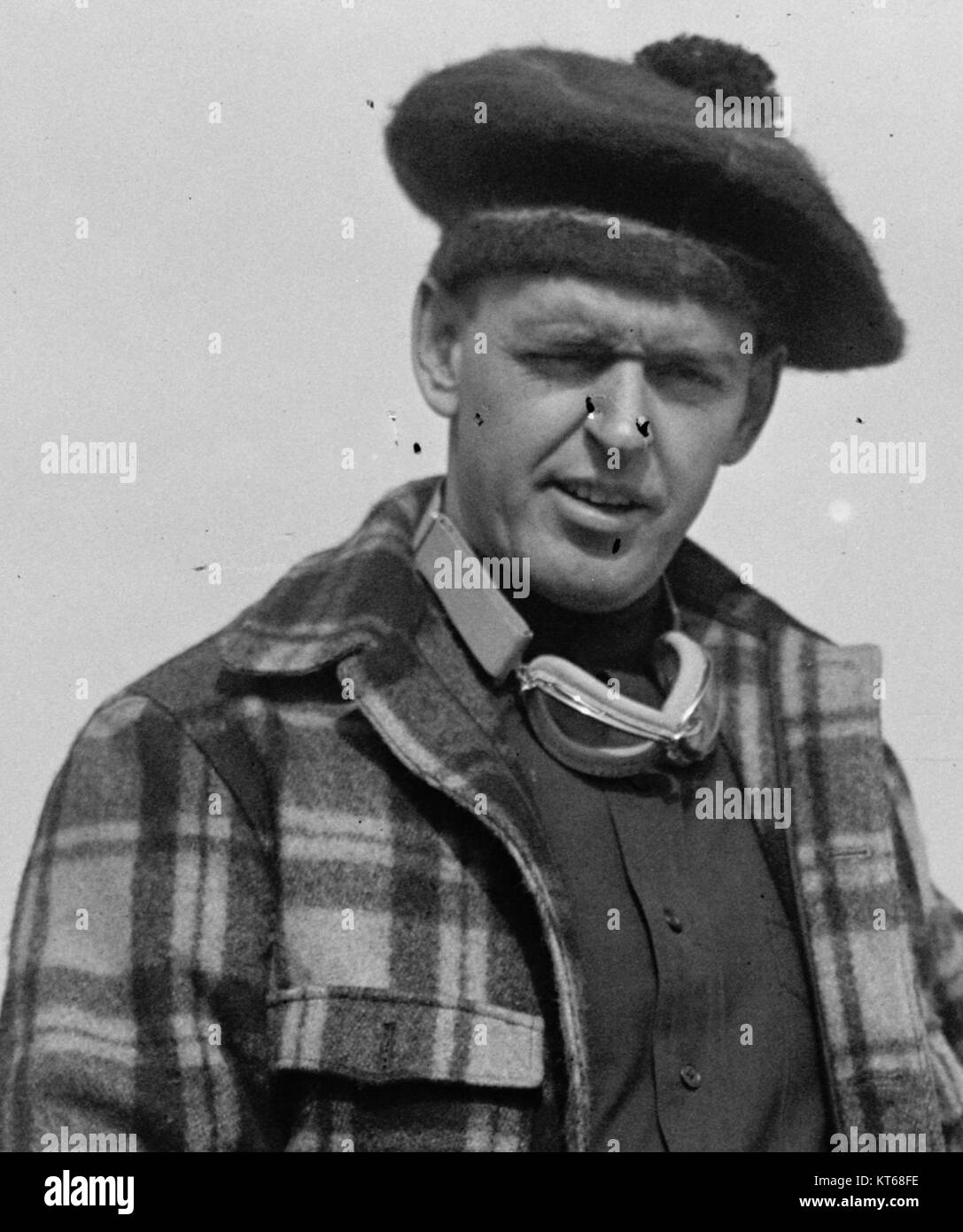 Tommy Milton, ein US-amerikanischer Rennwagenfahrer, fotografiert auf einem Foto aus dem Jahr 1925, das seinen Einfluss auf den Motorsport des frühen 20. Jahrhunderts zeigt. Stockfoto