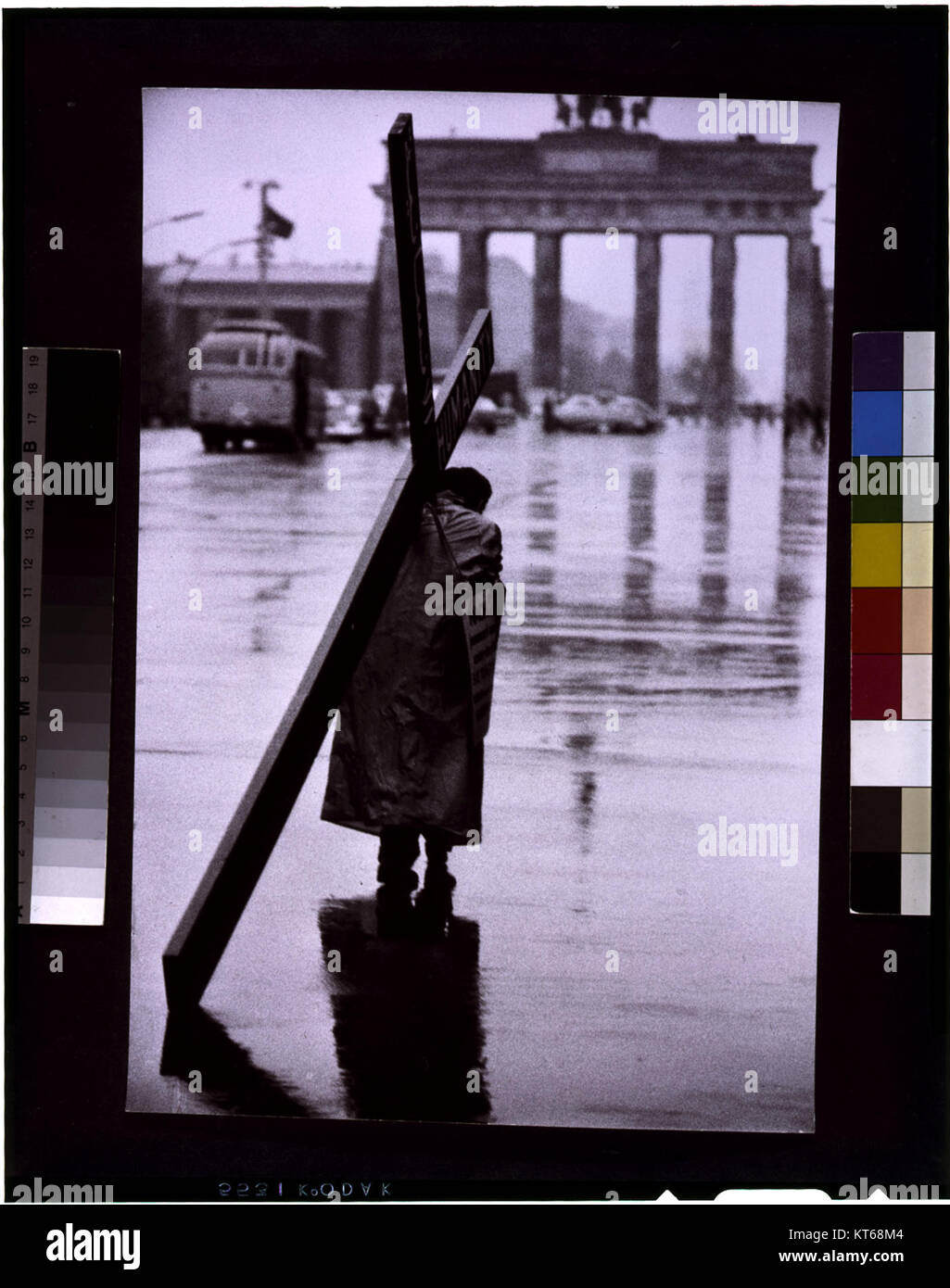 Dieses Foto von Toni Frissell fängt die Berliner Mauer während ihrer Existenz ein und symbolisiert die Teilung von Ost- und West-Berlin während des Kalten Krieges. Das Bild stellt einen bedeutenden Moment in der Geschichte dar. Stockfoto