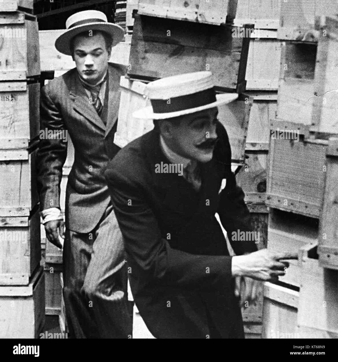 Dies bezieht sich wahrscheinlich auf einen Film oder eine Theaterproduktion mit dem Titel Too Much Johnson, die Elemente der Komödie oder des Dramas beinhalten kann. Der Titel deutet auf eine Geschichte hin, die die Figur Johnson und die Themen des Überschusses oder der Beschränkung umfasst. Stockfoto