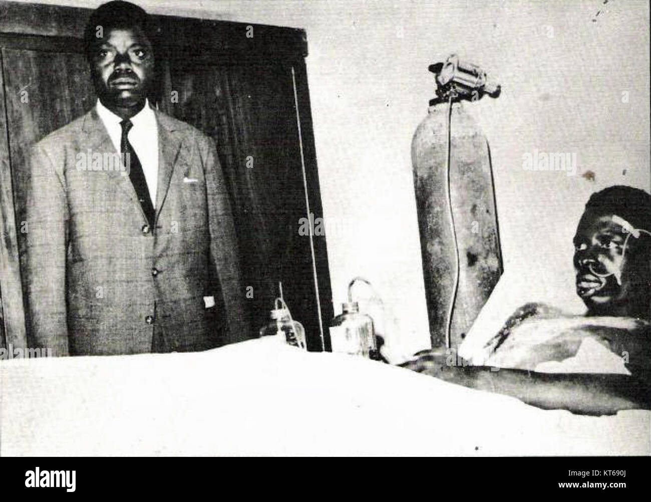 MoÃ¯se Tshombe war ein kongolesischer Politiker und militärischer Führer, der für seine Rolle in der Katanga-Sezession während der Kongo-Krise bekannt war. Dieses Bild zeigt ihn mit einem Opfer der Operation Unokat, einer militärischen Operation während des Konflikts. Stockfoto