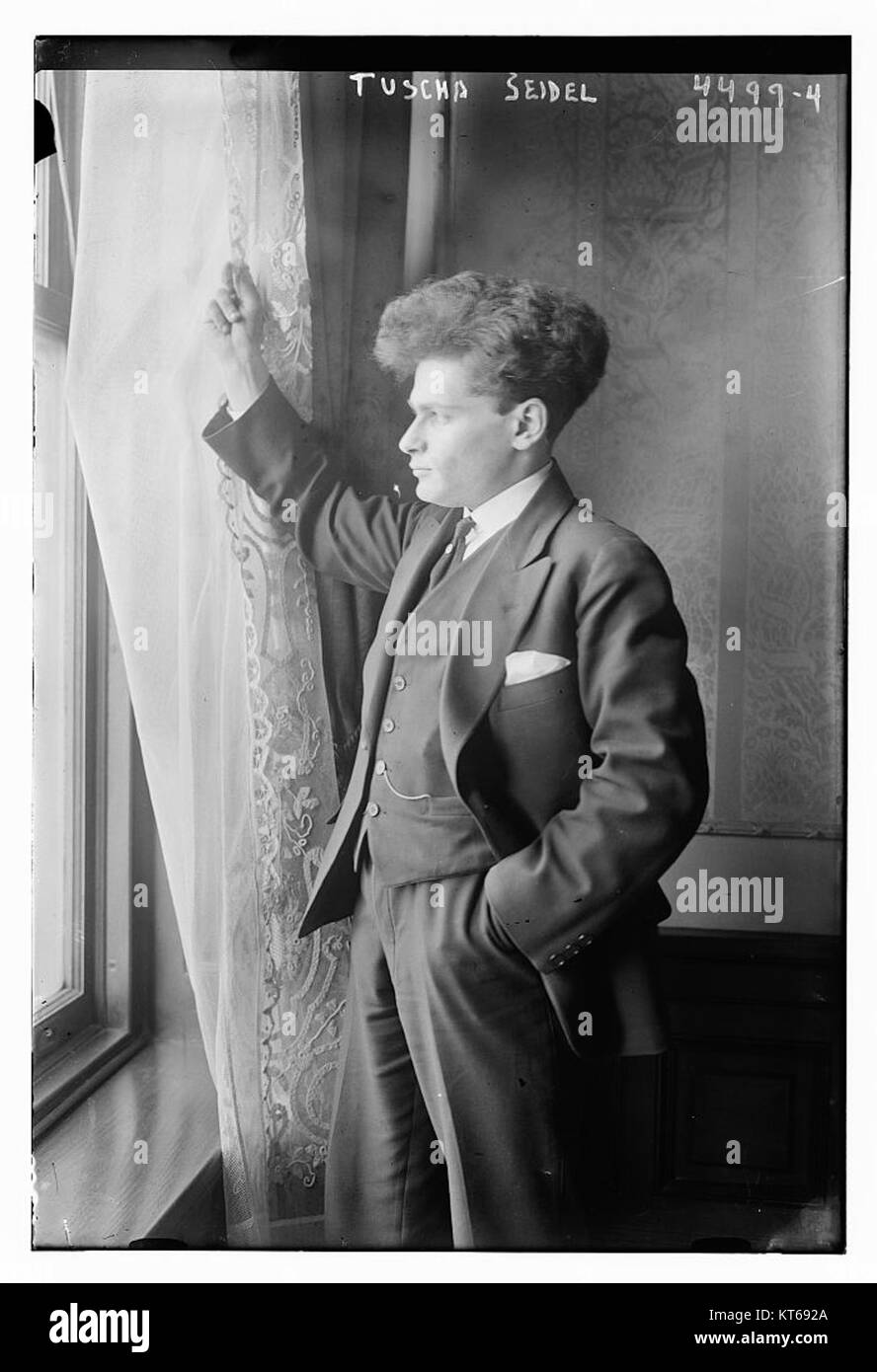 Tuscha Seidel war ein Fotograf, der für seine Beiträge zur Porträtfotografie und zur Aufnahme historischer Momente mit seinem Objektiv bekannt war. Seine Werke spiegelten oft die kulturellen Trends seiner Zeit wider. Stockfoto