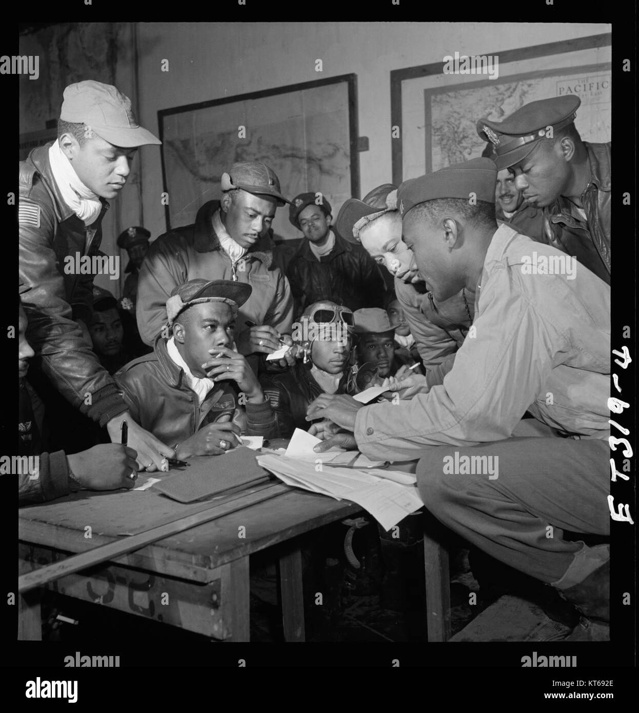 Die Tuskegee Airmen waren eine Gruppe afroamerikanischer Piloten und Flugzeugbesatzungsmitglieder, die während des Zweiten Weltkriegs dienten und für ihre Tapferkeit und ihren Beitrag zum Sieg der Alliierten ausgezeichnet wurden. Stockfoto