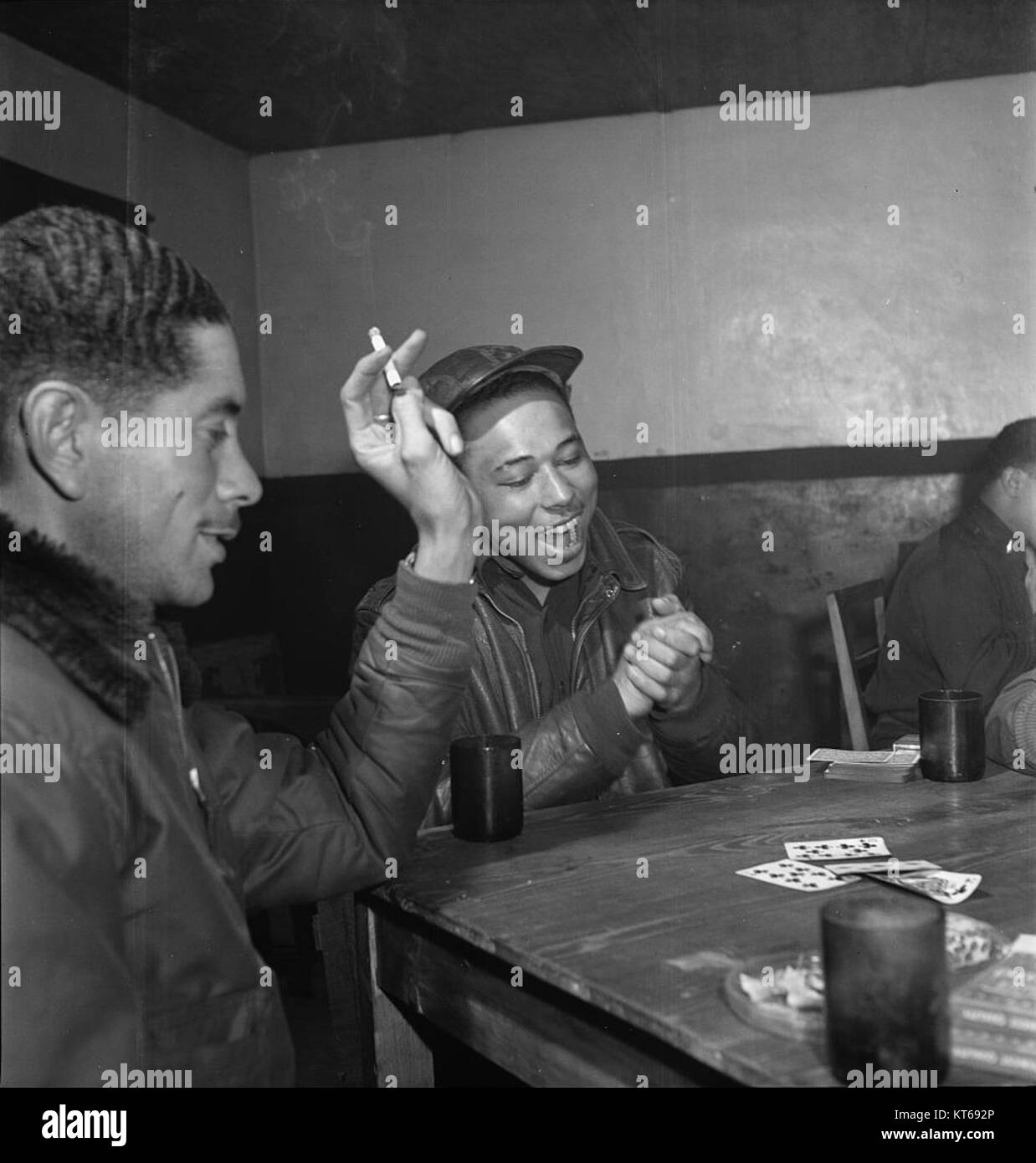 Ein historisches Bild der Tuskegee Airmen, die Karten in ihrem Offiziersklub spielen, spiegelt Momente der Kameradschaft unter diesen Pionieren afroamerikanischen Militärfliegern während des Zweiten Weltkriegs wider Stockfoto