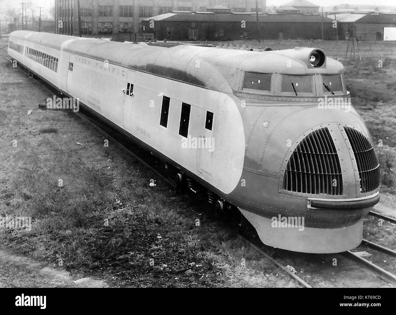 Der Union Pacific M10000, ein stromlinienförmiger dieselbetriebener Zug, ist 1934 bei Pullman zu sehen. Dieser frühe Personenzug revolutionierte den Eisenbahnverkehr mit seinem modernen Design und seiner Effizienz und zeigt die technologischen Fortschritte der damaligen Zeit in der amerikanischen Eisenbahngeschichte. Stockfoto