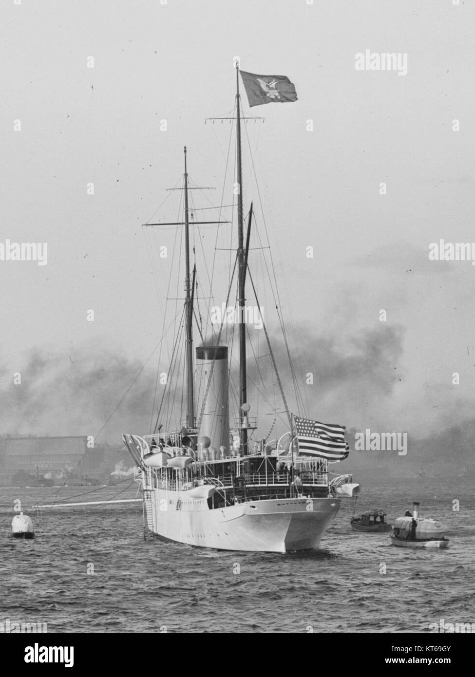 Die USS Mayflower ist Teil des Marinespezials, einer Veranstaltung, bei der Marineschiffe und Seemäßiger vorgestellt werden. Das Schiff wird in einer zeremoniellen Übersicht gezeigt, die seine historische Bedeutung in der US Navy demonstriert. Stockfoto