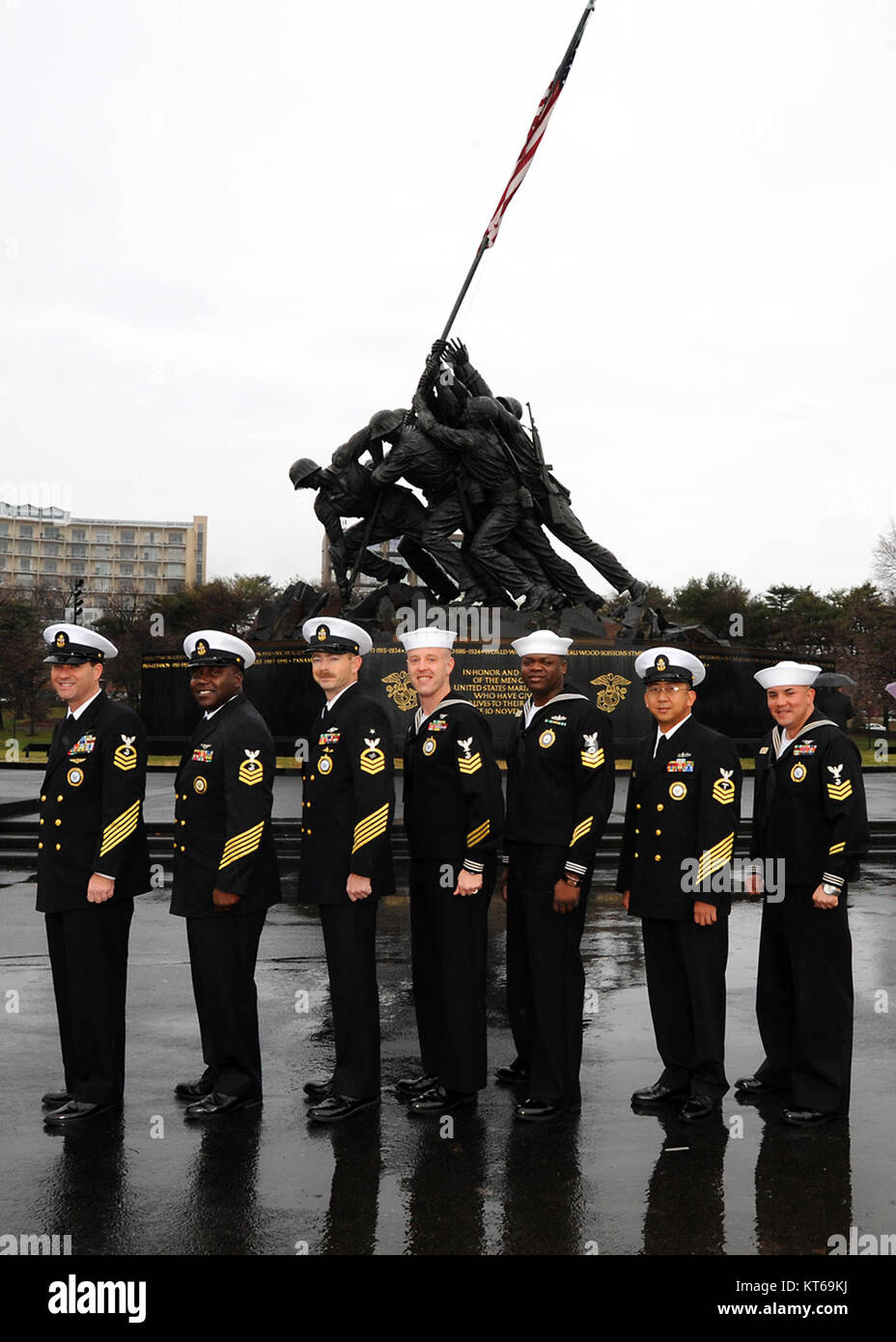 Ein Foto von 2008 ausgewählten Rekrutierern des Jahres der US Navy, die vor dem Iwo Jima Memorial in Washington, D.C. posierten, um ihre herausragenden Beiträge zur Rekrutierung der Navy zu würdigen. Stockfoto