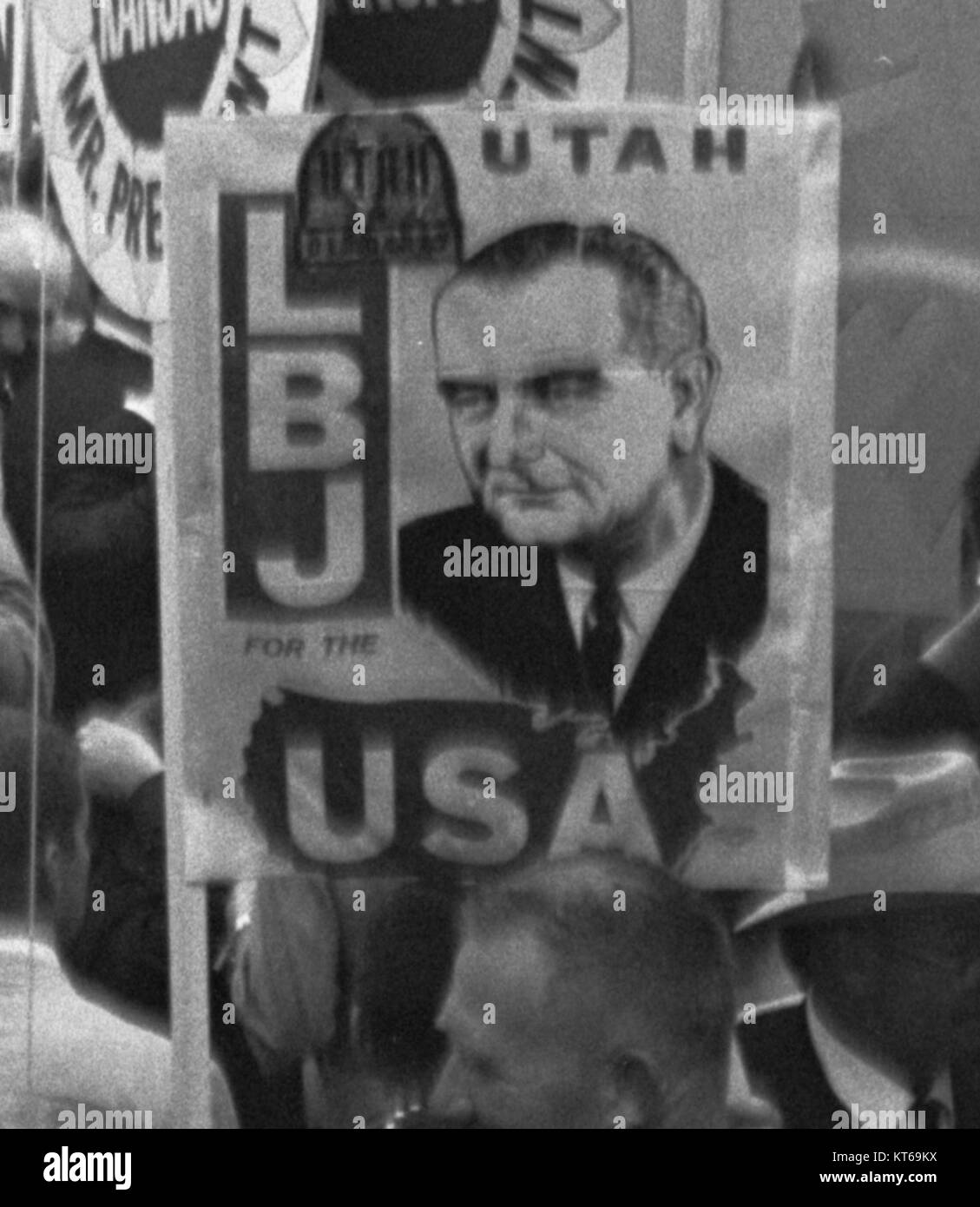 Ein Wahlkampfknopf der Democratic National Convention (DNC) von 1964, der Lyndon B. Johnson (LBJ) für die Wahl 1964 zum Präsidenten der USA förderte. Der Knopf symbolisiert die politische Unterstützung während der Zeit der Bürgerrechte. Stockfoto