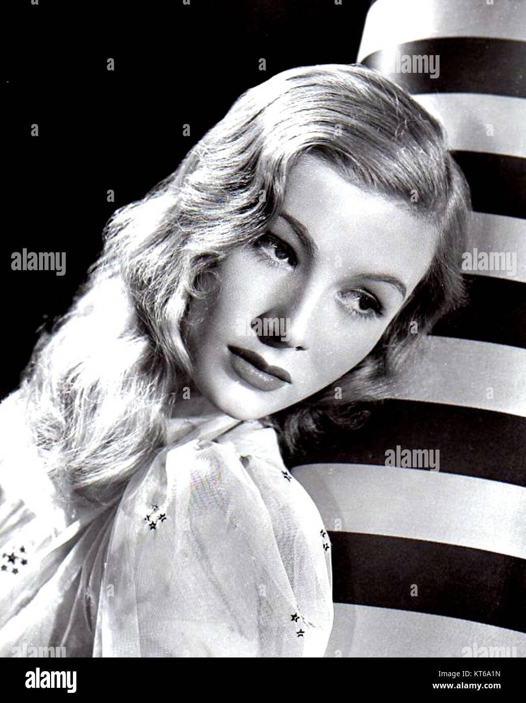 Veronica Lake, eine berühmte amerikanische Schauspielerin, spielte in den 1940er Jahren in zahlreichen Filmen Ihre Rolle in Paramount Films prägte das goldene Zeitalter des Hollywood-Kinos und machte sie zu einer ikonischen Figur in der Filmgeschichte. Stockfoto
