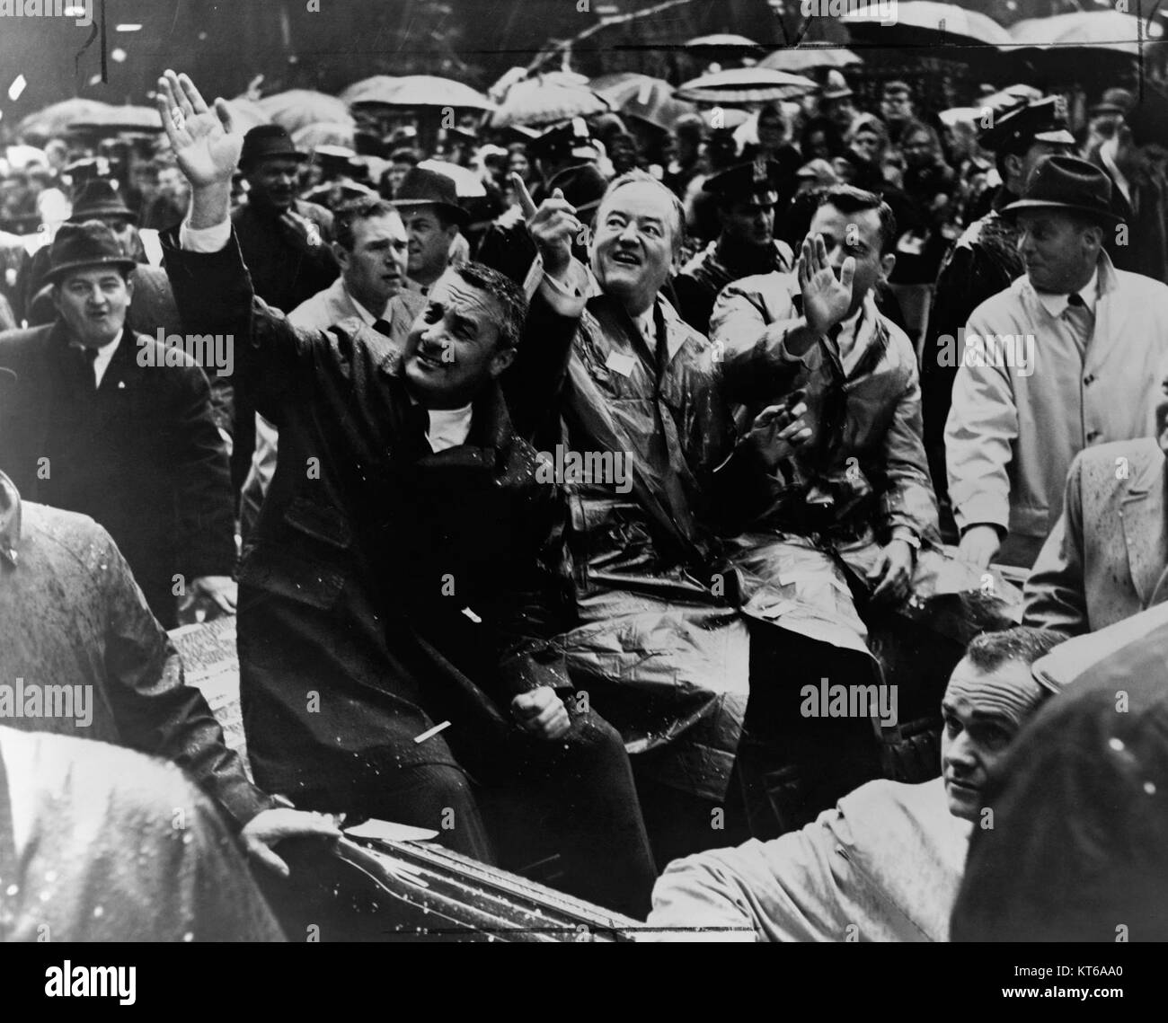Virgil Grissom und John Young, die Astronauten der NASA, nahmen an einer Parade Teil und stellten ihre Leistungen vor. Die Veranstaltung fand wahrscheinlich nach ihren bedeutenden Beiträgen zum US-Raumfahrtprogramm statt. Stockfoto