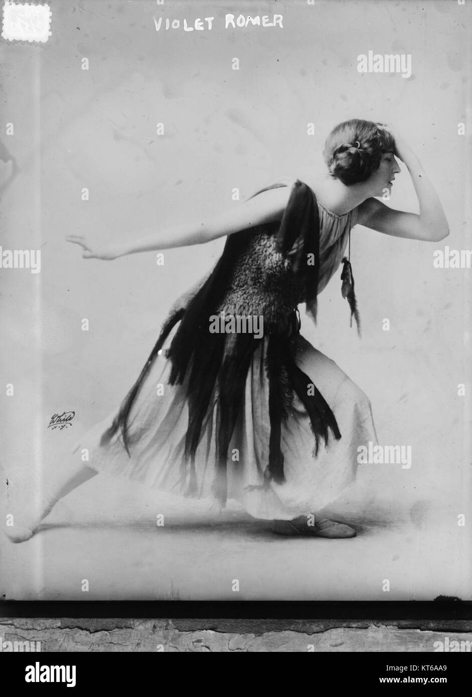 Violet Romer, eine beliebte Figur aus dem frühen 20. Jahrhundert, ist in einem Flapperkleid abgebildet, das die Mode- und Kulturtrends der Roaring Twenties in diesem Schwarz-weiß-Foto verkörpert. Stockfoto