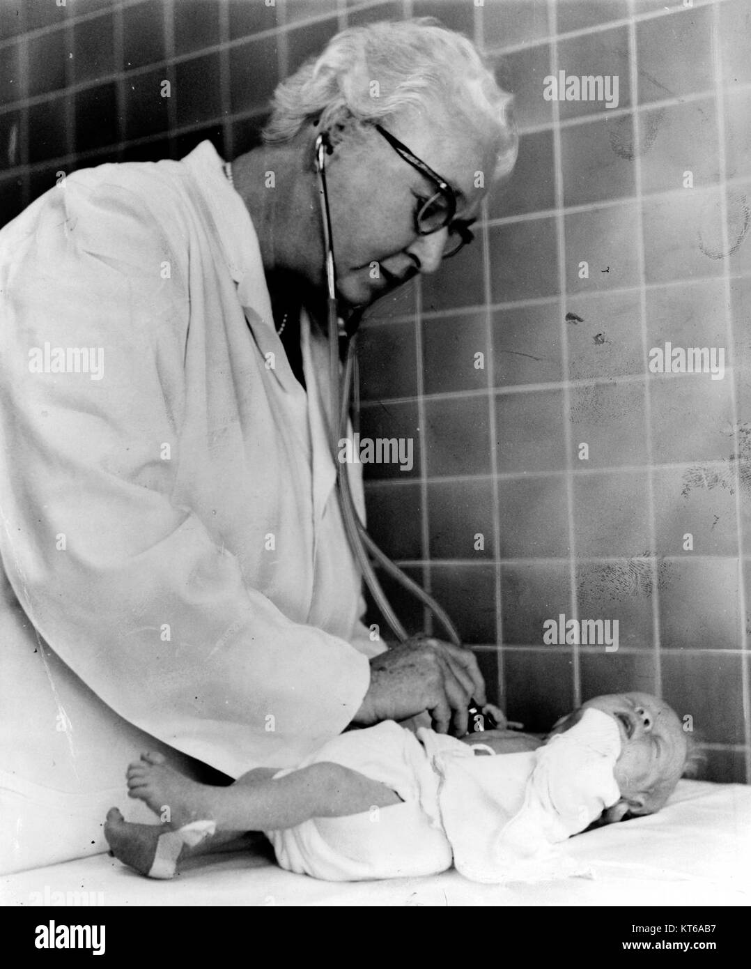 Virginia Apgar (1909–1974) war eine US-amerikanische Ärztin, die für ihre Pionierarbeit in der Neonatologie bekannt war. Sie entwickelte den Apgar-Score, eine schnelle und einfache Methode zur Beurteilung der Gesundheit von Neugeborenen. Ihre Beiträge zur Neonatologie haben sich nachhaltig auf den medizinischen Bereich ausgewirkt und unzählige Leben gerettet. Stockfoto