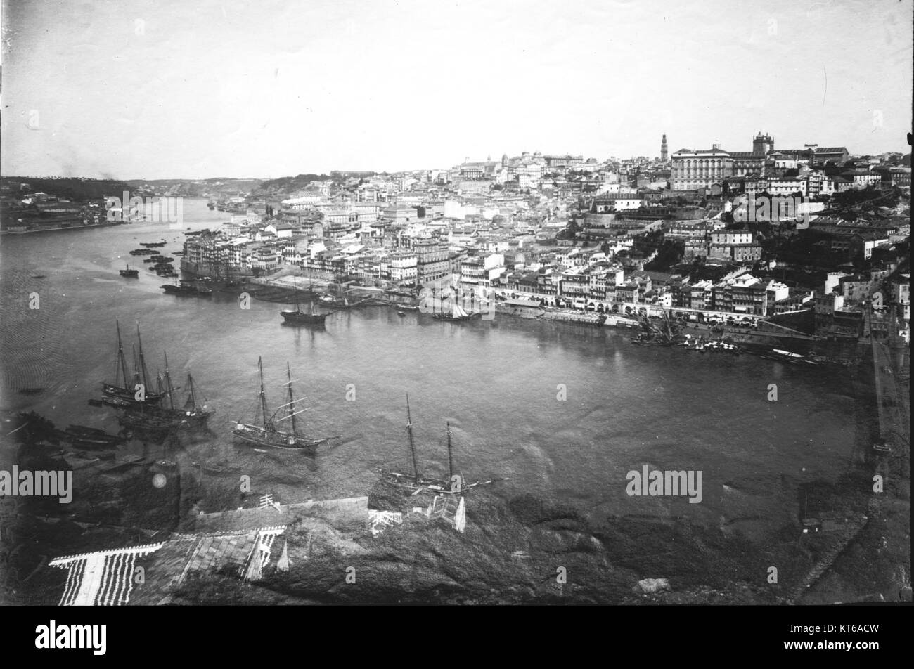 Dieser allgemeine Blick auf Porto im Jahr 1919 fängt die Architektur und die städtische Landschaft des cityÂ ab dem frühen 20. Jahrhundert ein. Porto, Portugal, ist bekannt für seine historische und kulturelle Bedeutung, die sich in diesem Vintage-Foto widerspiegelt. Stockfoto