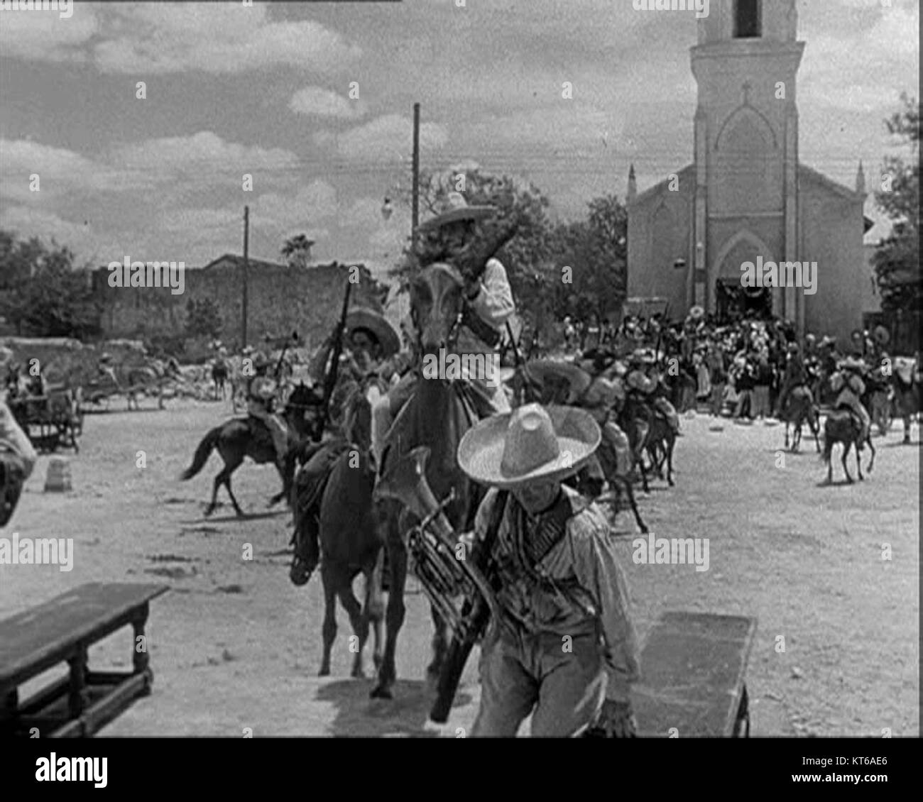 Ein Screenshot aus dem Filmtrailer zu Viva Zapata, einem Film aus dem Jahr 1952, der auf dem Leben des mexikanischen Revolutionärs Emiliano Zapata basiert und wichtige Momente aus der Darstellung seines Kampfes hervorhebt. Stockfoto