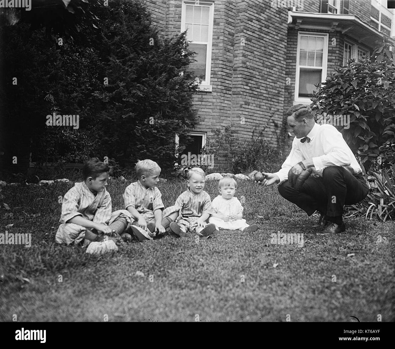 Walter Johnson war ein bekannter Pitcher in der Major League Baseball, bekannt für seine beeindruckende Karriere in der American League. Er gilt als einer der größten Pitcher der Baseballgeschichte. Stockfoto