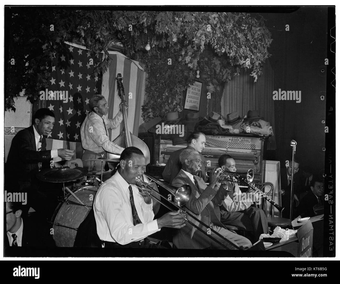 Dieses Foto zeigt sechs prominente Jazzmusiker, darunter Bunk Johnson, George Lewis, Alcide Pavageau und andere. Auftritte oder Treffen im Stuyvesant Casino in New York, etwa im Juni 1946, die die goldene Ära des Jazz zeigen. Stockfoto
