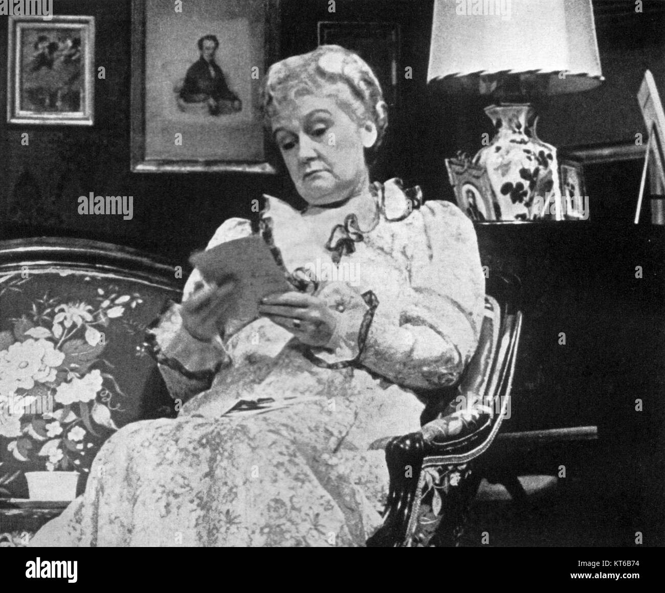 Watch on the Rhine ist ein Film aus dem Jahr 1941, der sich mit Themen wie Krieg, Widerstand und menschliche Erfahrungen während des Konflikts befasst. Die Botschaft des Films befasst sich mit Patriotismus, Liebe und Opferbereitschaft. Stockfoto