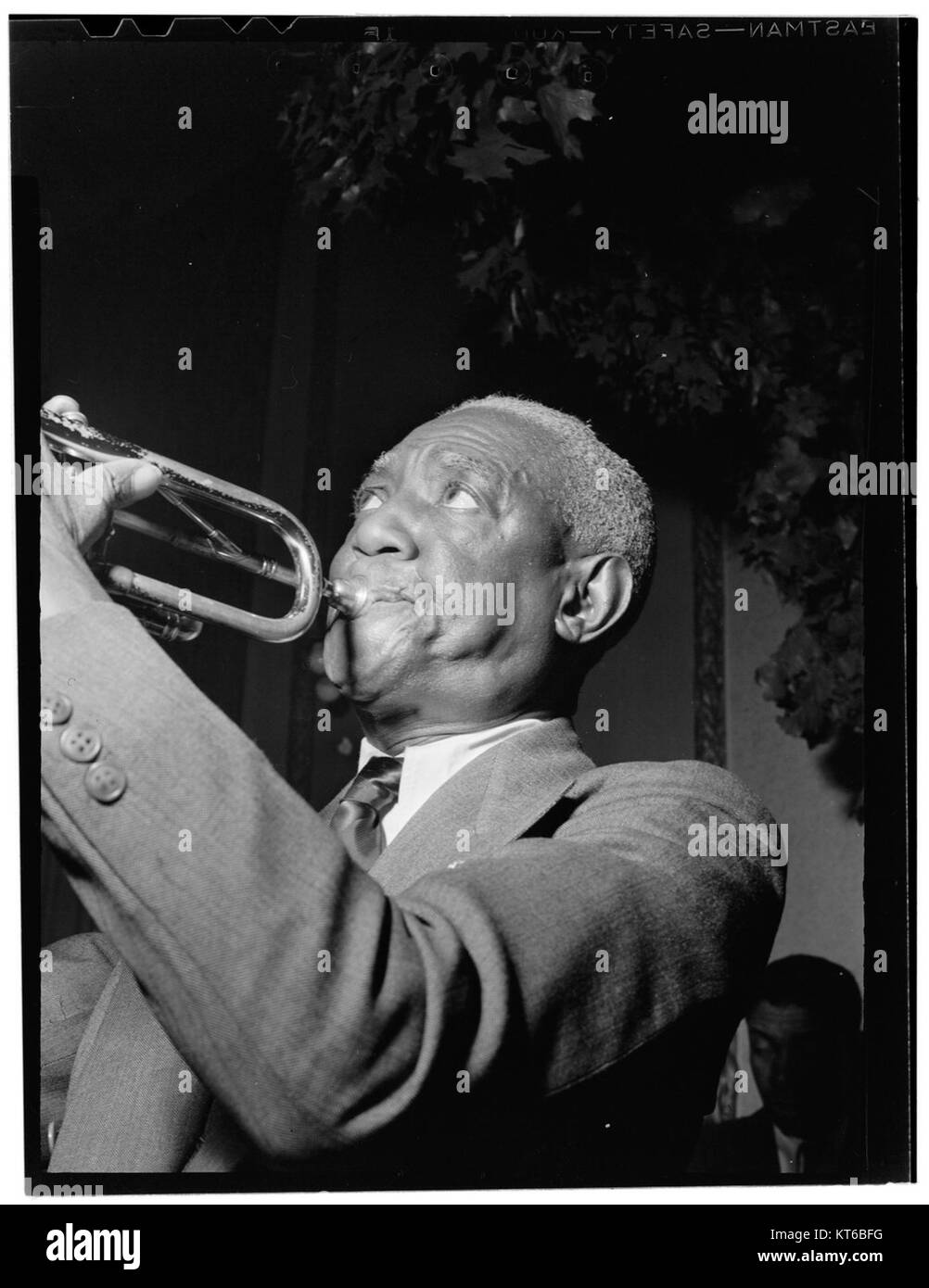 Dieses Porträt zeigt Bunk Johnson, einen renommierten Jazzkornet-Spieler, im Stuyvesant Casino in New York um Juni 1946. Das Bild zeigt Johnsons Beitrag zur Jazzszene. Stockfoto