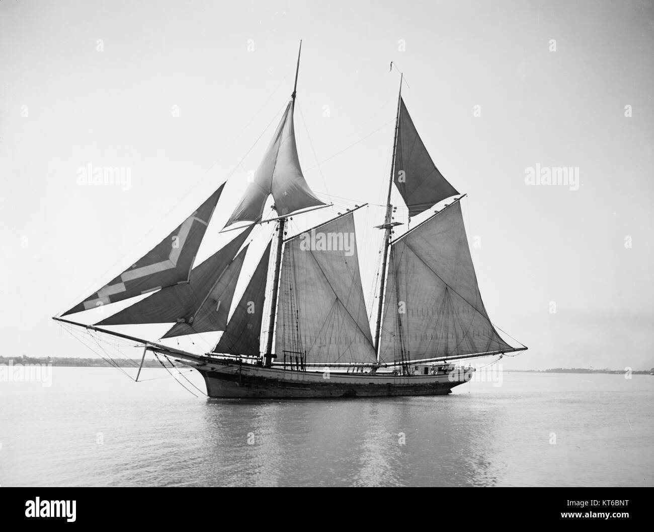 Der Welland Canal Schoner ist ein Bild aus der Library of Congress, das einen historischen Schoner zeigt, der den Welland Canal navigiert. Der Kanal in Kanada ist ein wichtiger Wasserweg, der den Ontario-See mit dem Eriesee verbindet. Stockfoto
